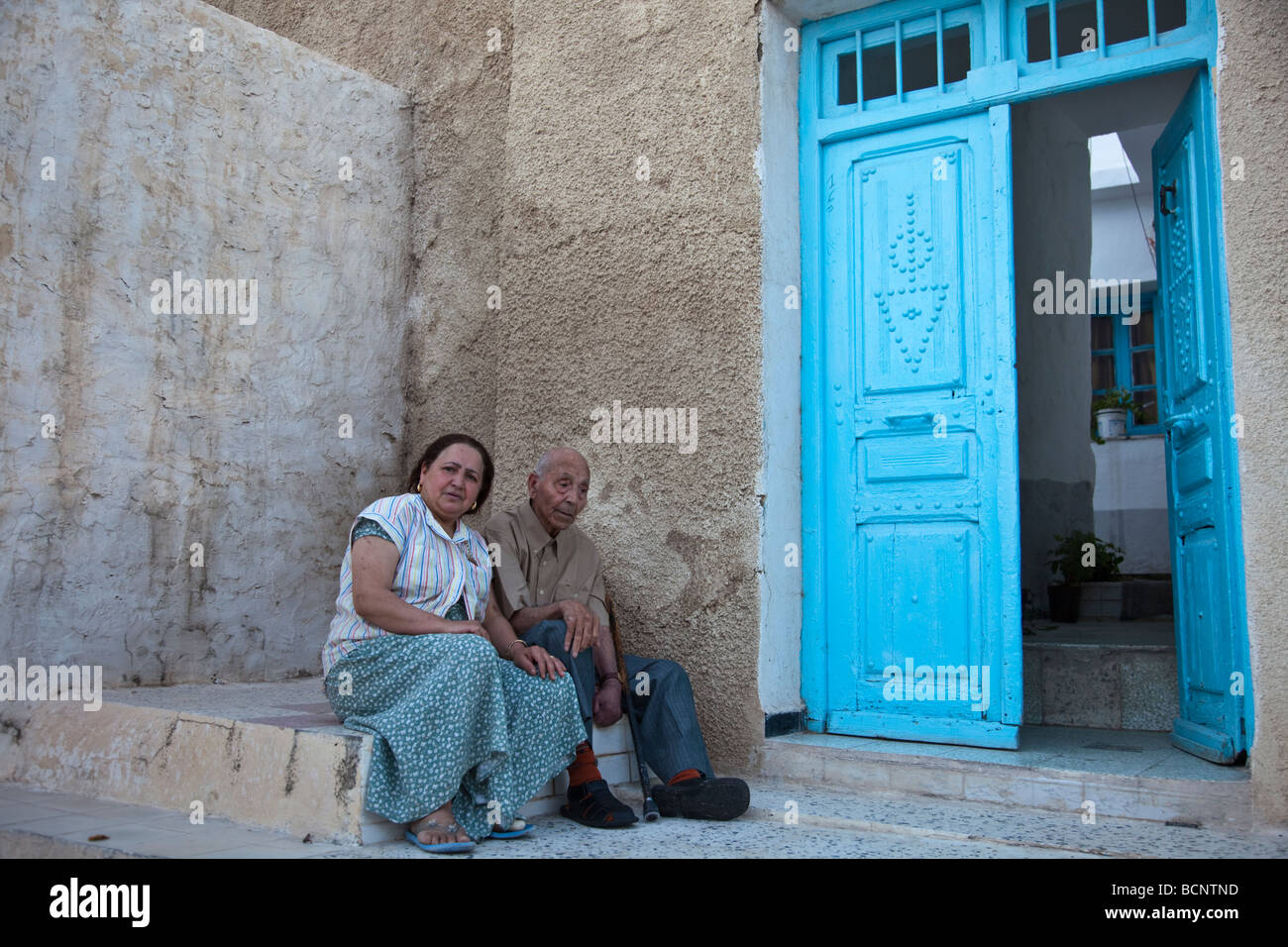 Fathia Wijlini Hatlab est assis avec son père en face de leur maison à El Kef, la capitale de l'ouest de la Tunisie. Banque D'Images