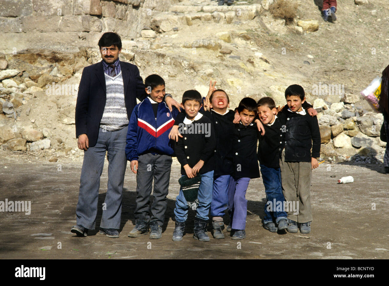 La Turquie cappadoce Enfants avec l'enseignant dans une école Banque D'Images