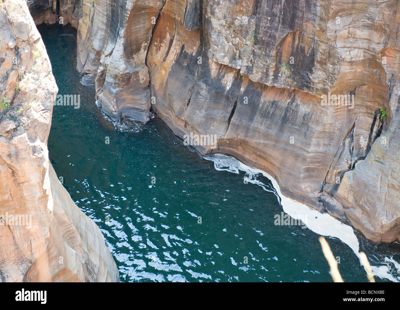 Vue magnifique sur la rivière Blyde affichage rock formation géologique ancienne avec de belles couleurs de paroi de rochers et la rivière. Banque D'Images