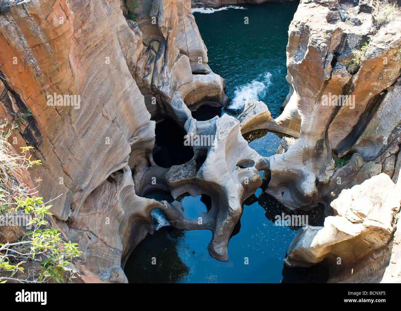 Voir haute en couleur de Bourke's Luck potholes et ancienne rock formation géologique à l'intérieur de Blyde River canyon d'Afrique du Sud. Banque D'Images