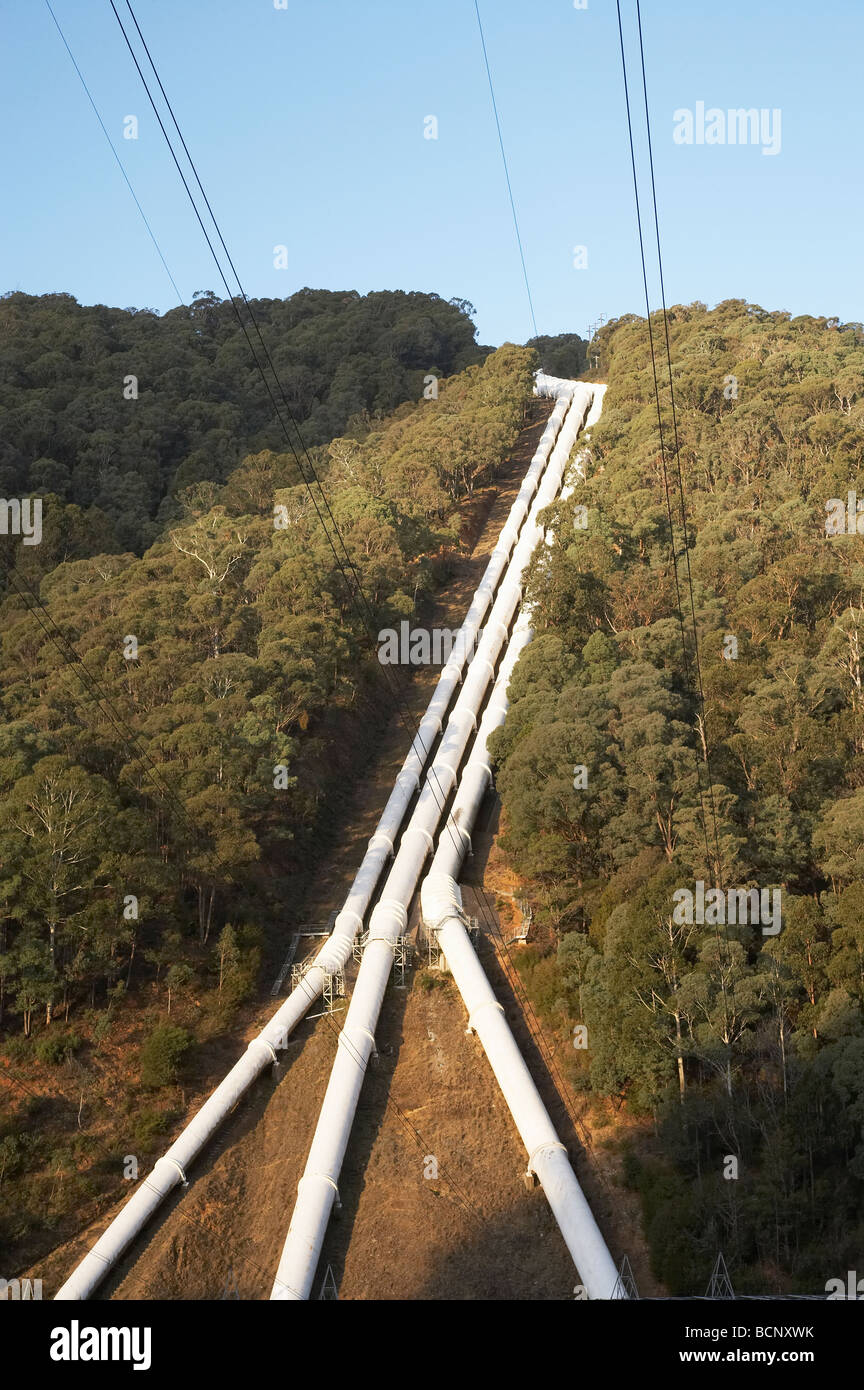 Conduites forcées pour Murray 2 Power Station Khancoban montagnes enneigées du New South Wales Australie Banque D'Images