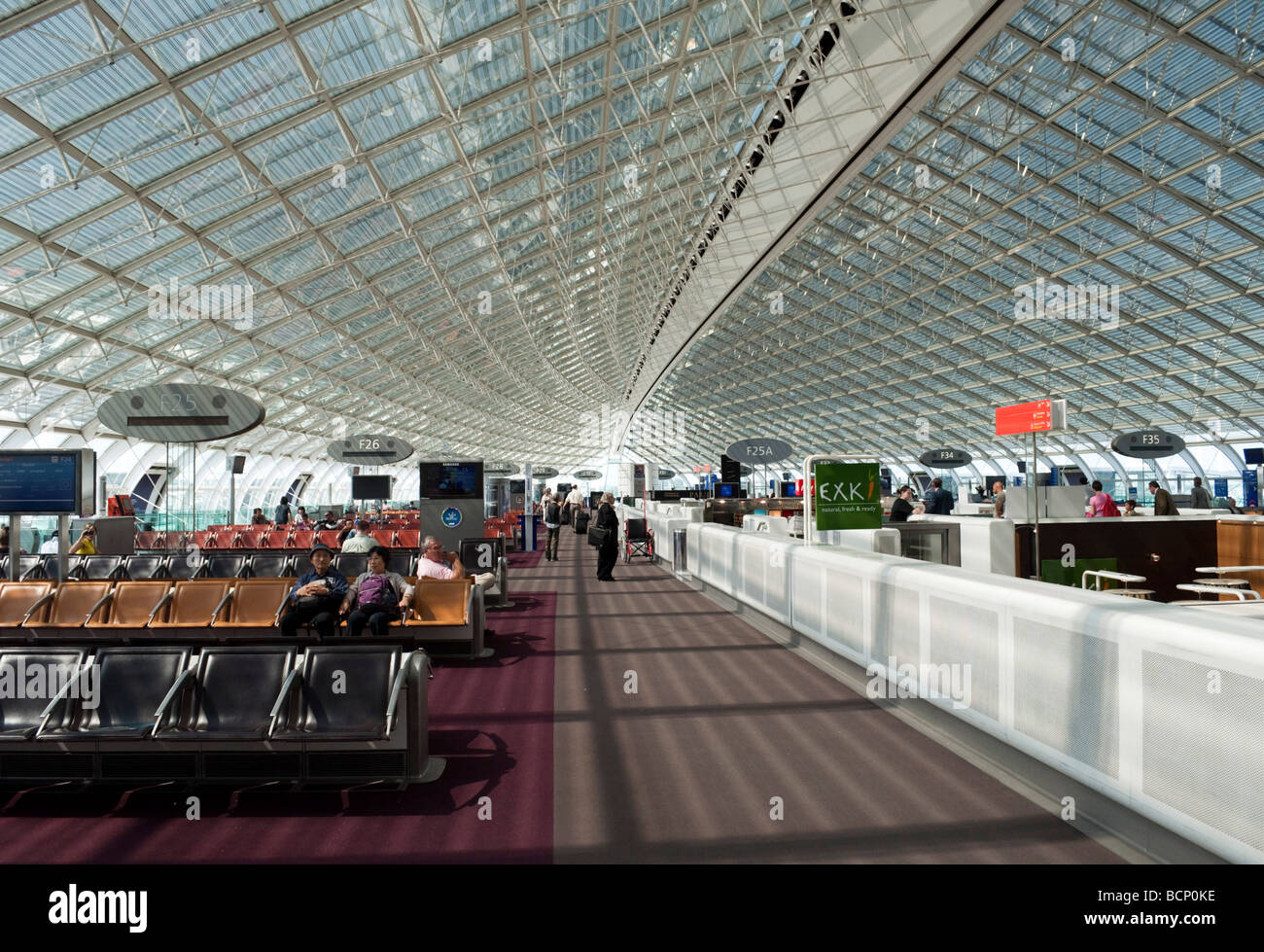 Aéroport Paris Charles de Gaulle Terminal 2, hall de la salle de départ avec un toit en verre Banque D'Images