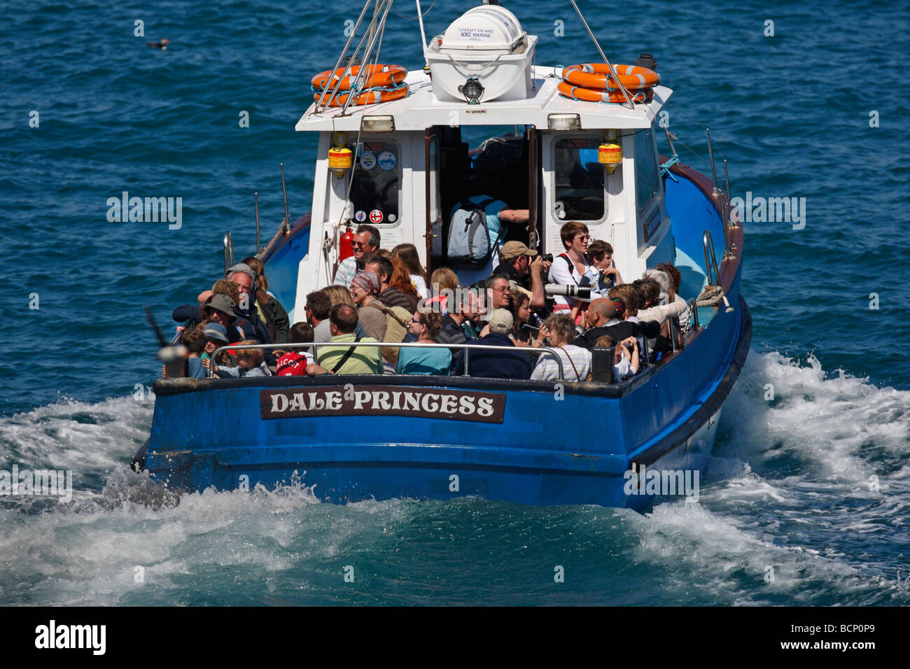 Les touristes laissant Skomer island par bateau Banque D'Images