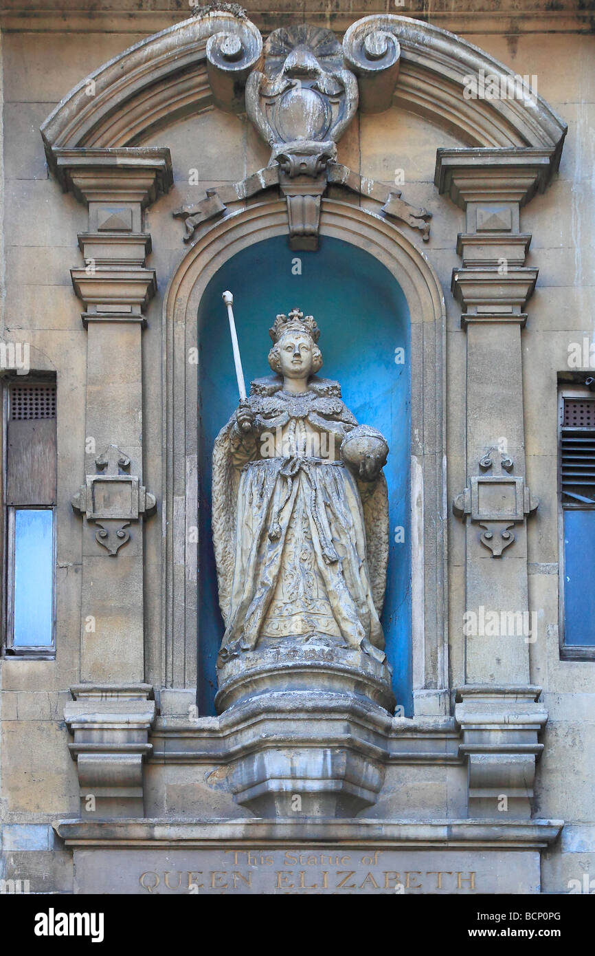 Statue de la Reine Elizabeth I Fleet Street Ville de London England UK Banque D'Images