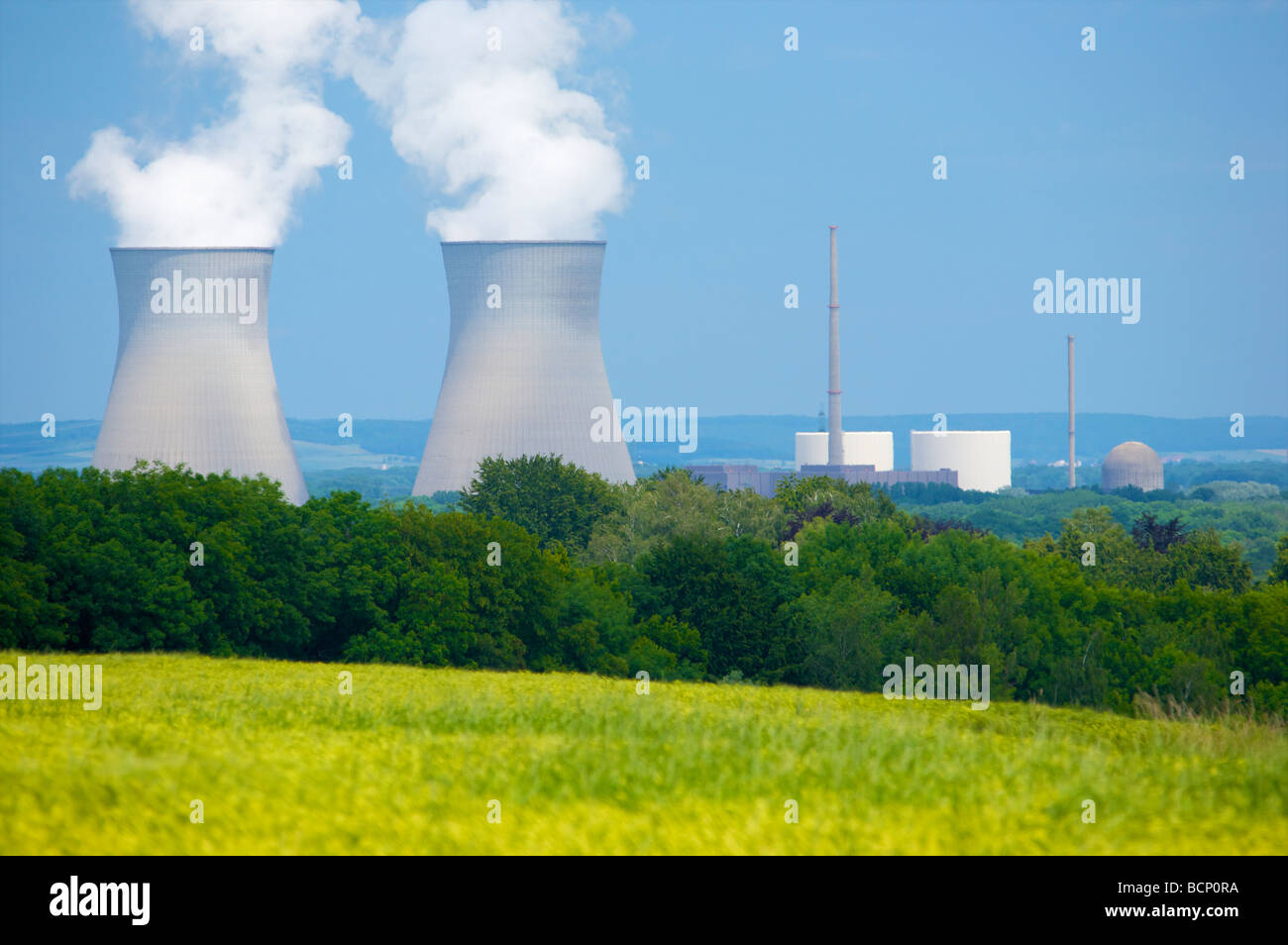 La centrale nucléaire de Gundremmingen en Bavière, Allemagne. 2 réacteurs REB active. Kernkraftwerk Gundremmingen, Bayern, Deutschland. Banque D'Images