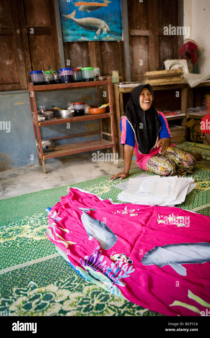 Une bajau (mer) gypsy woman making dugong (vache de mer) le motif de l'artisanat sur l'île de Koh Libong, Thaïlande. Banque D'Images