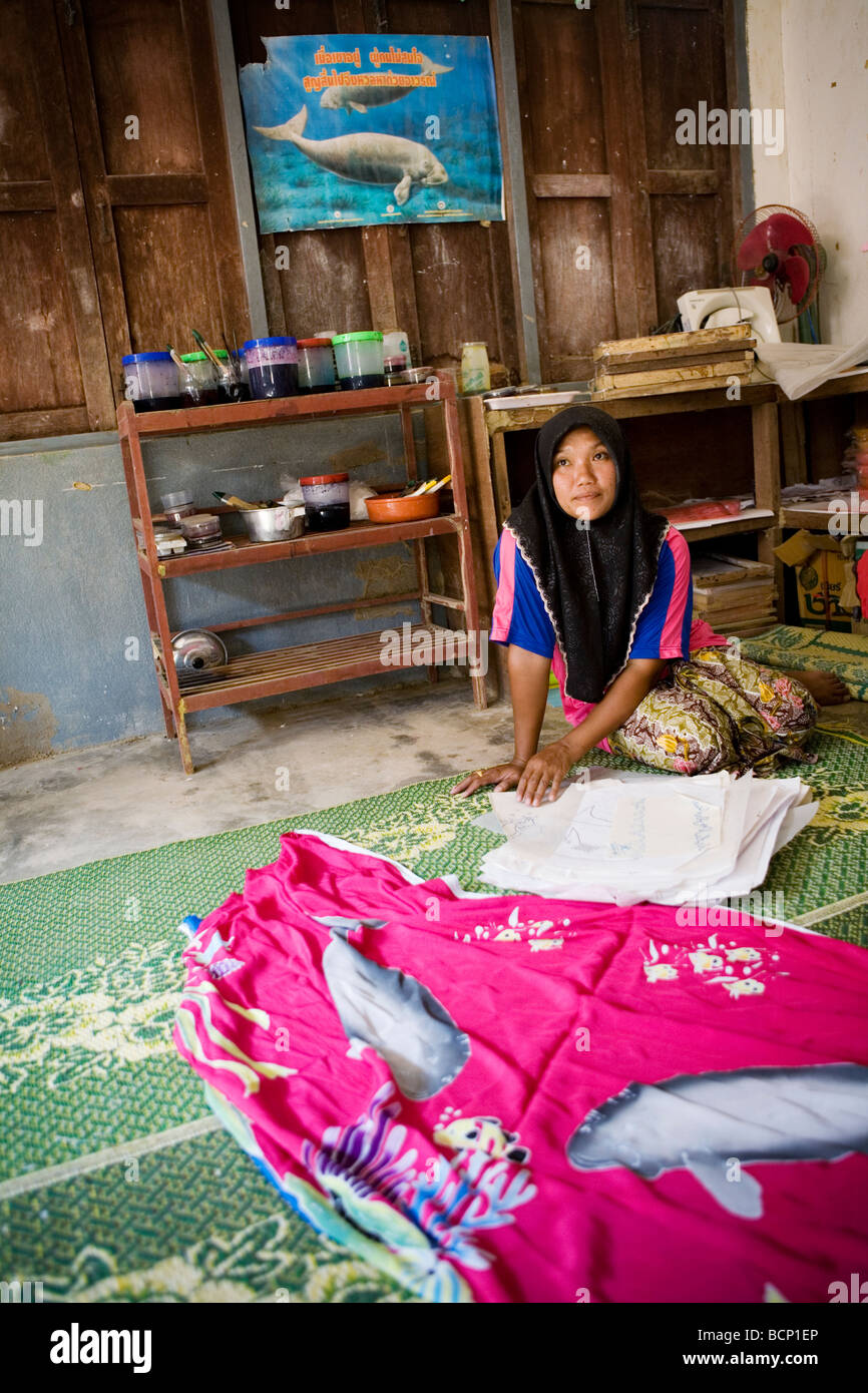 Une bajau (mer) gypsy woman making dugong (vache de mer) le motif de l'artisanat sur l'île de Koh Libong, Thaïlande. Banque D'Images