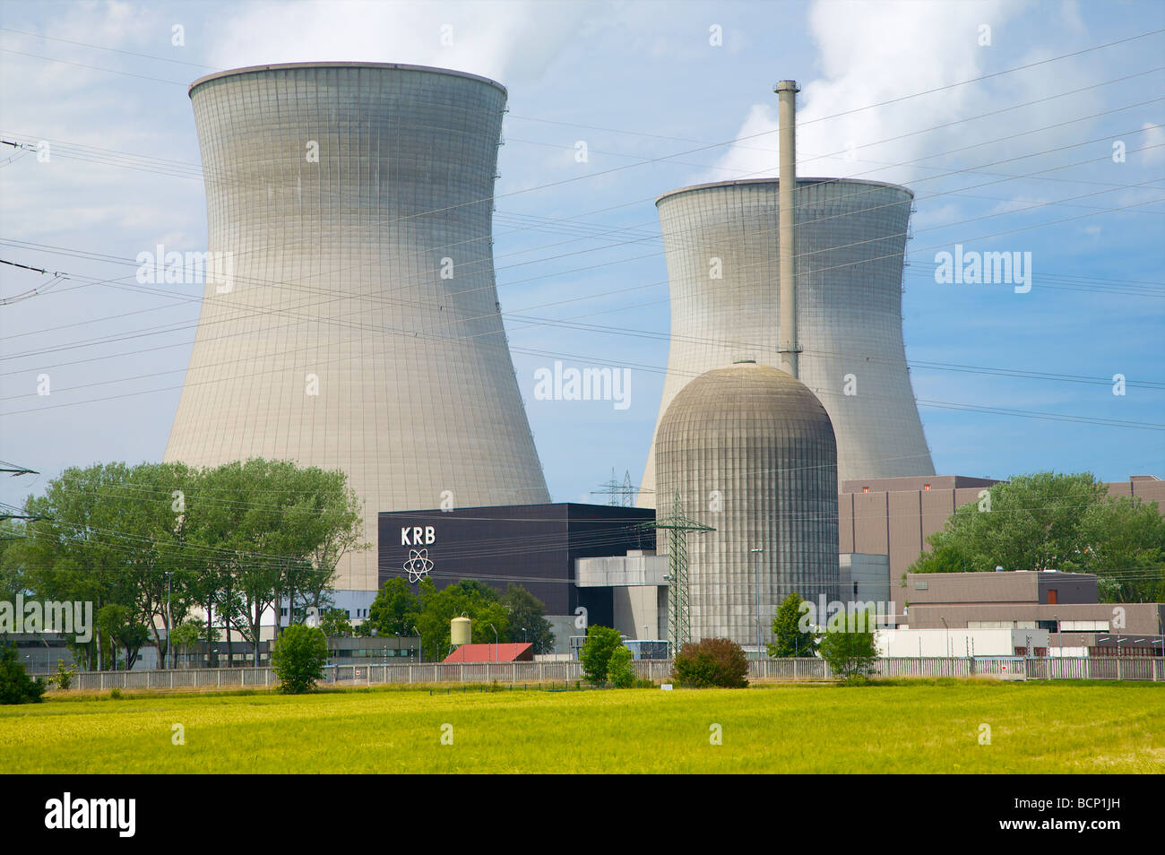 La centrale nucléaire de Gundremmingen en Bavière, Allemagne. 2 réacteurs REB active. Kernkraftwerk Gundremmingen, Bayern, Deutschland. Banque D'Images
