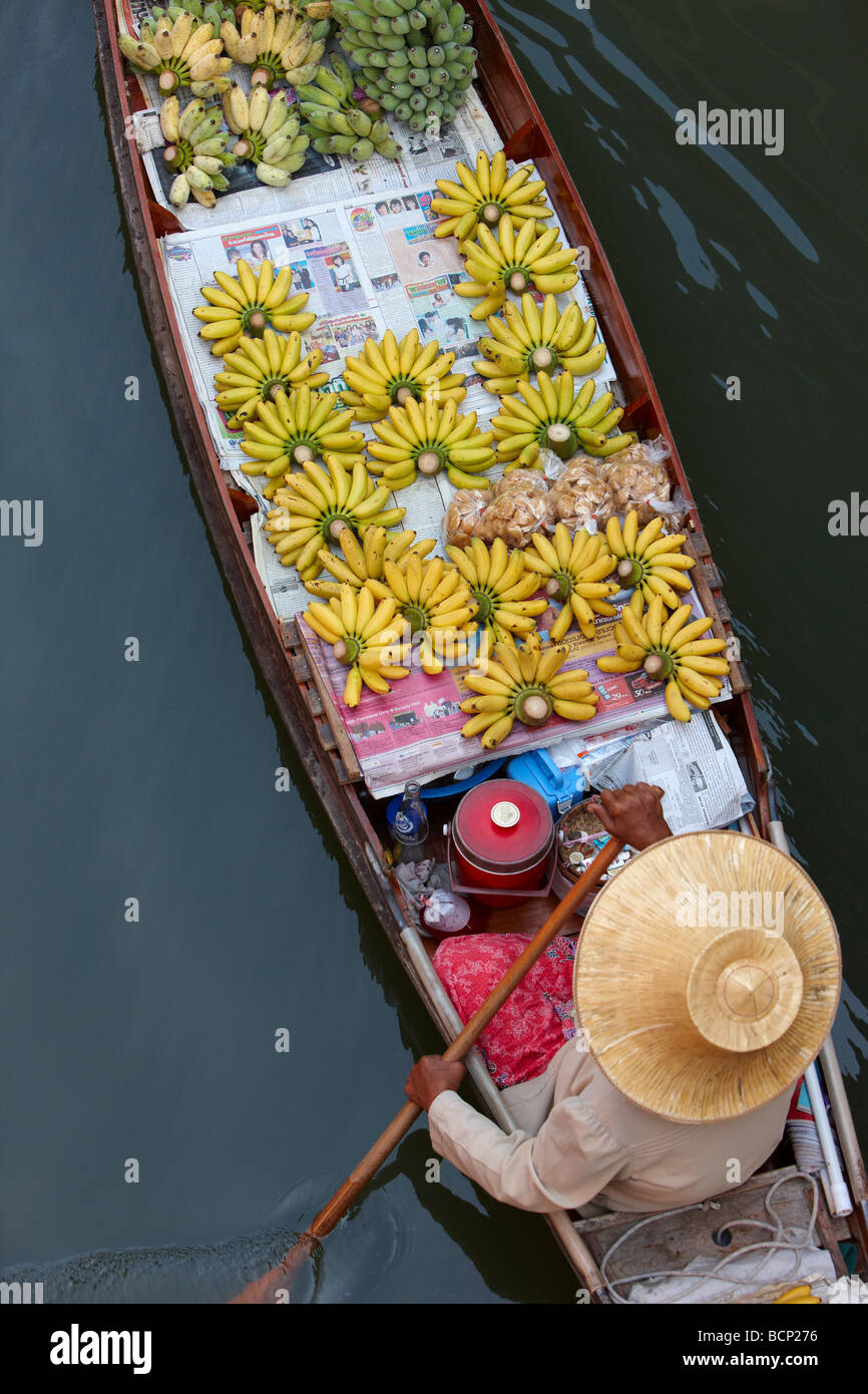 Un bateau de pagaie d'une femme vendant des bananes sur le marché flottant de Damnoen Saduak, nr Bangkok, Thaïlande Banque D'Images