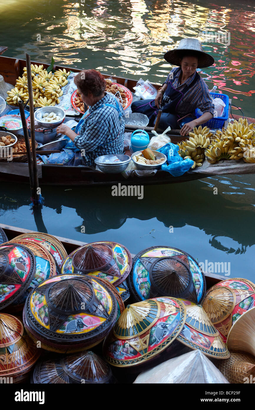 Le marché flottant de Damnoen Saduak, nr Bangkok, Thaïlande Banque D'Images