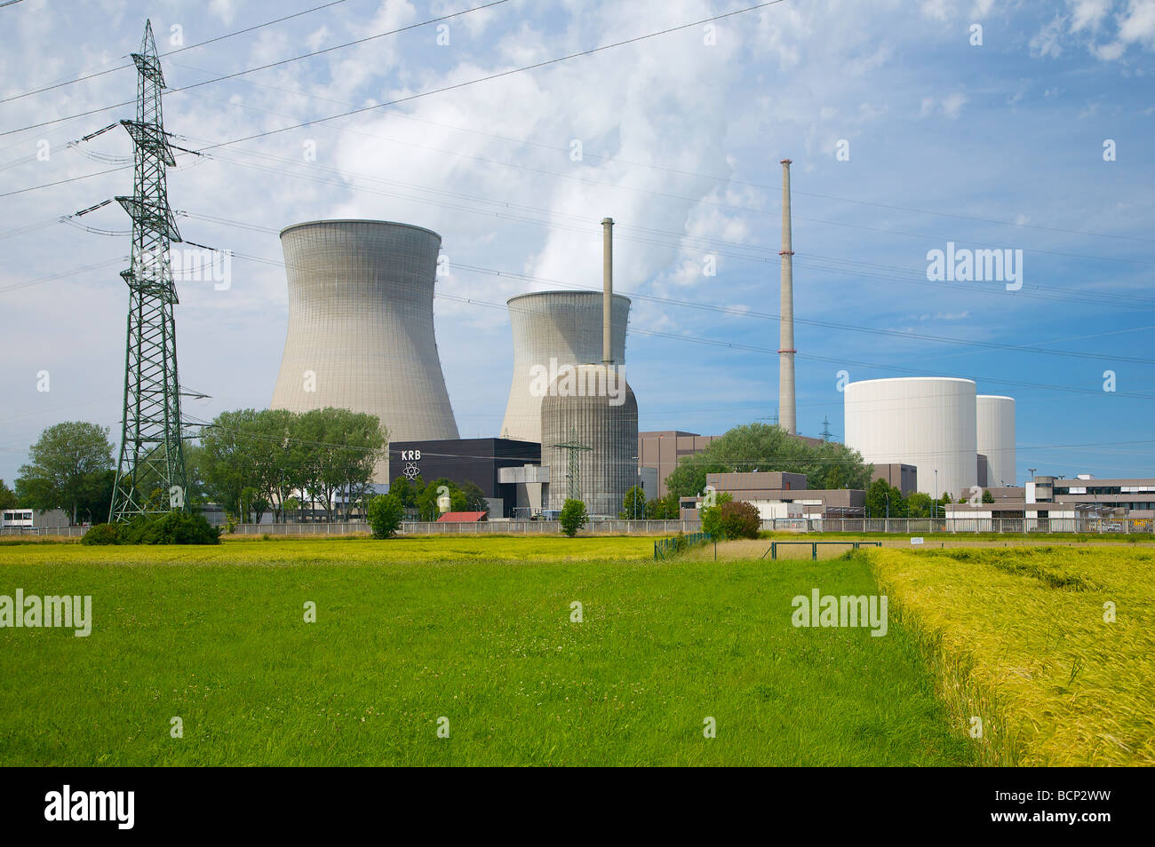 La centrale nucléaire de Gundremmingen en Bavière, Allemagne. 2 réacteurs REB active. Kernkraftwerk Gundremmingen, Bayern, Deutschland. Banque D'Images