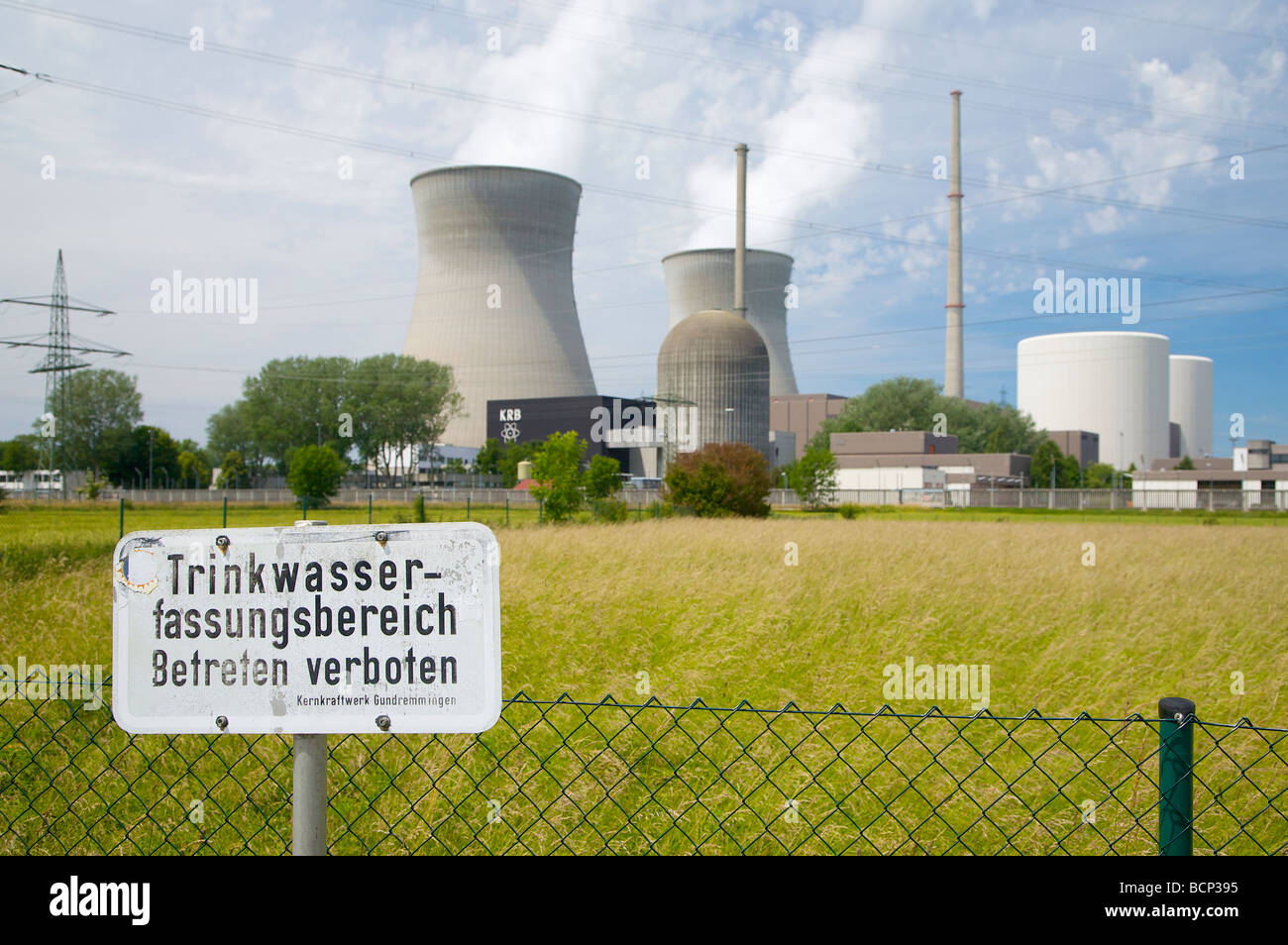 La centrale nucléaire de Gundremmingen, Bavière, Allemagne. Inscrivez-déclare : l'eau potable. Kernkraftwerk Gundremmingen. Banque D'Images