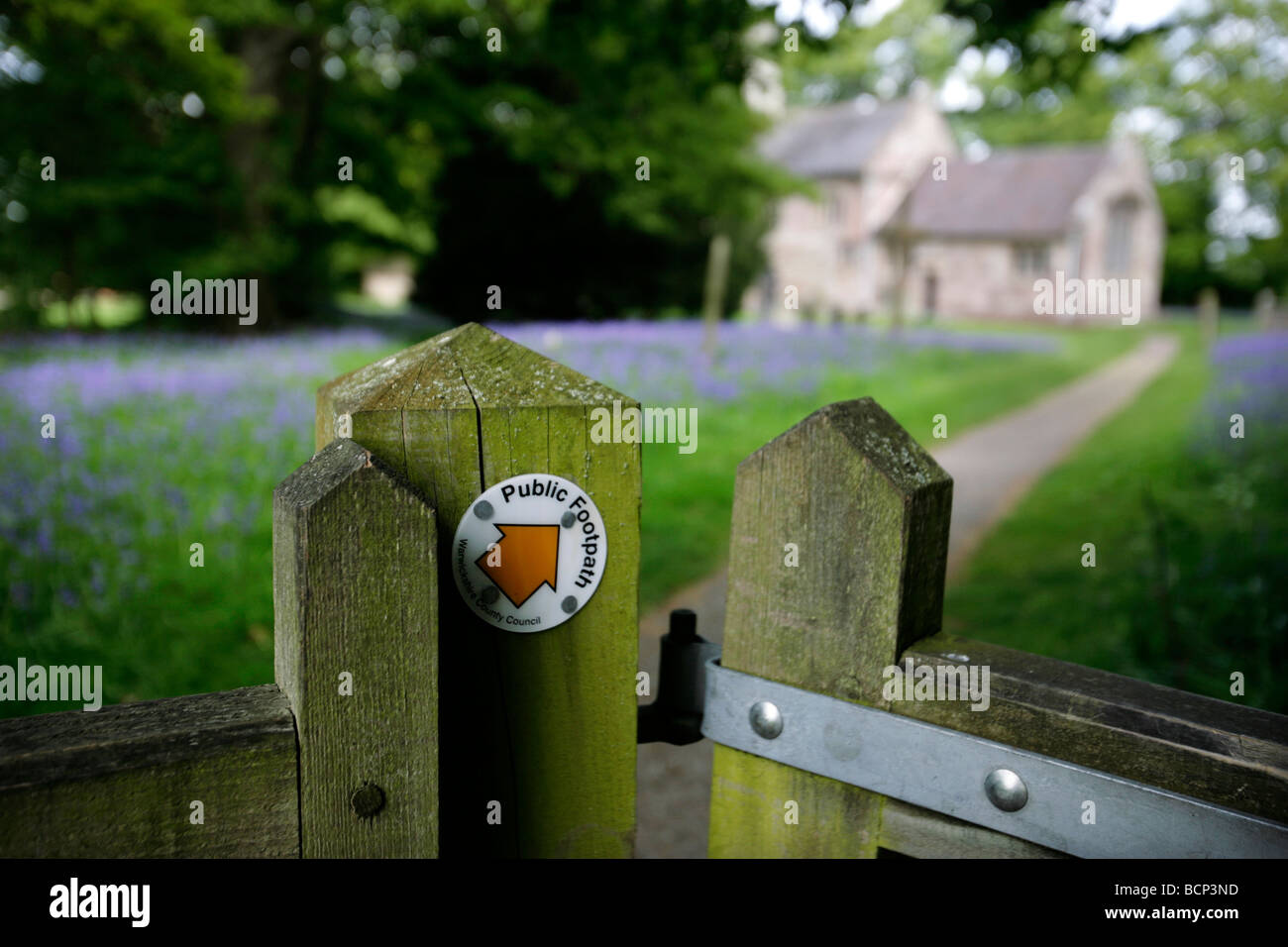 Un sentier public menant à travers un cimetière dans le Warwickshire, Royaume-Uni Banque D'Images