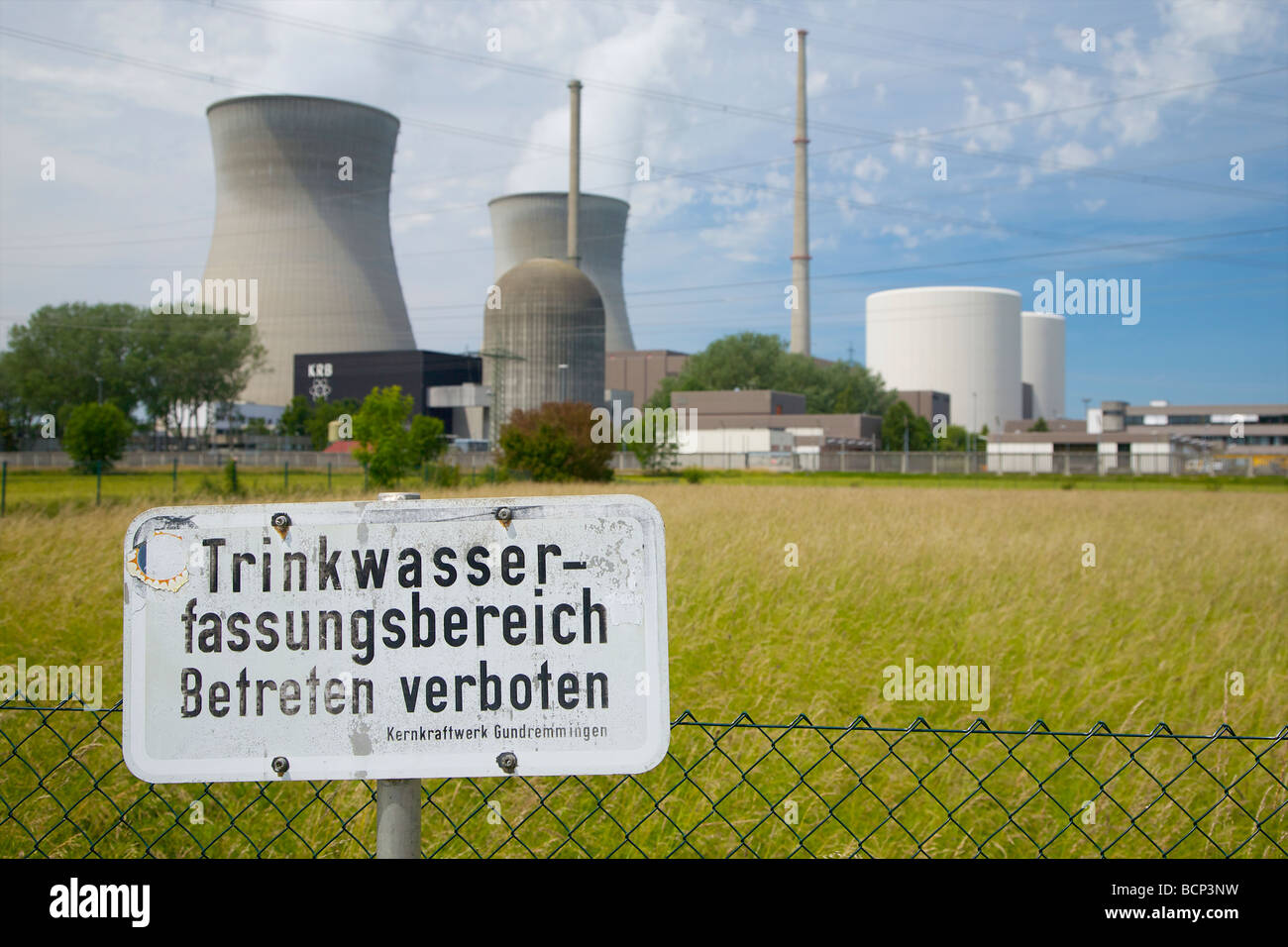 La centrale nucléaire de Gundremmingen, Bavière, Allemagne. Inscrivez-déclare : l'eau potable. Kernkraftwerk Gundremmingen. Banque D'Images