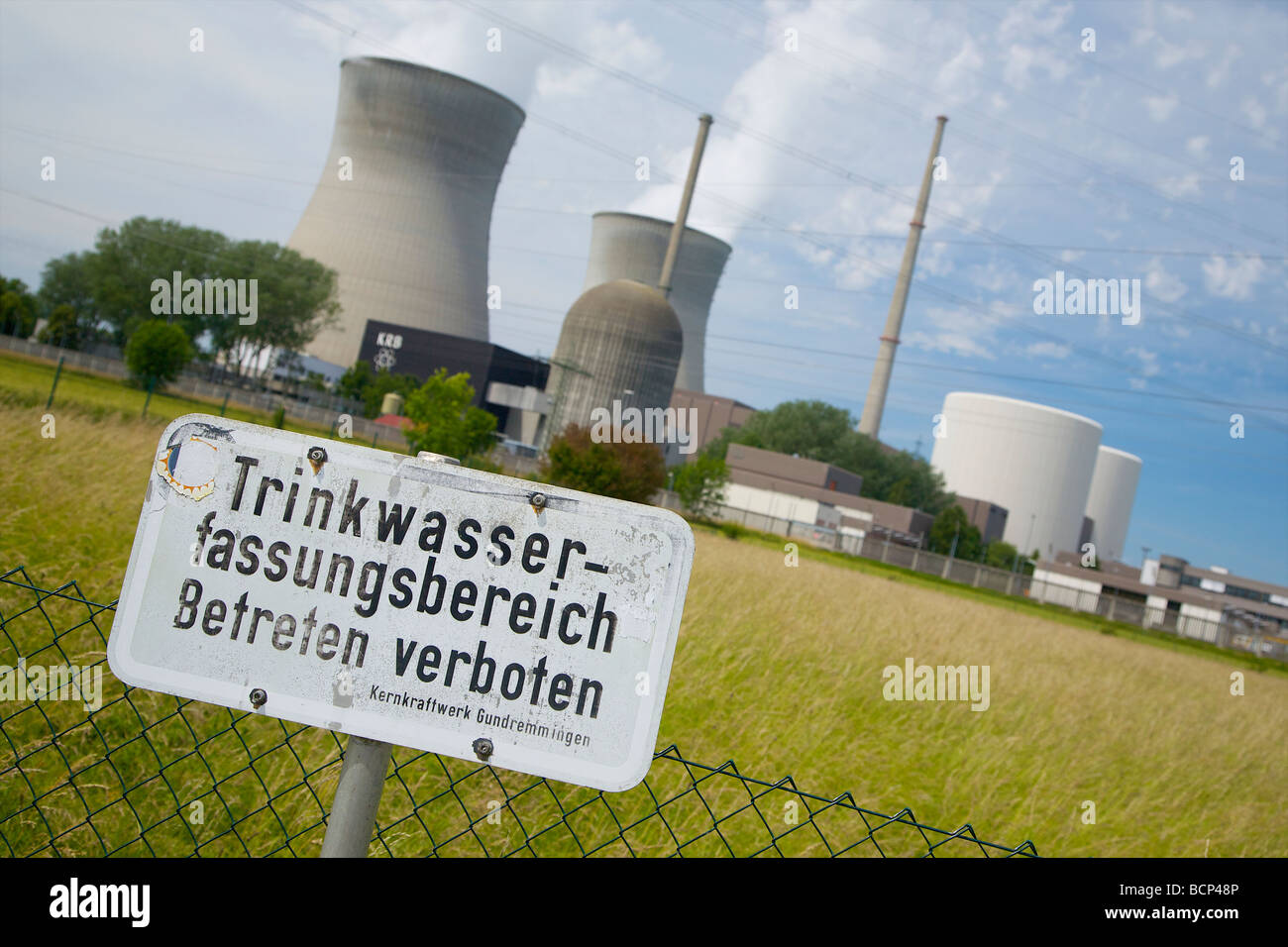 La centrale nucléaire de Gundremmingen, Bavière, Allemagne. Inscrivez-déclare : l'eau potable. Kernkraftwerk Gundremmingen. Banque D'Images