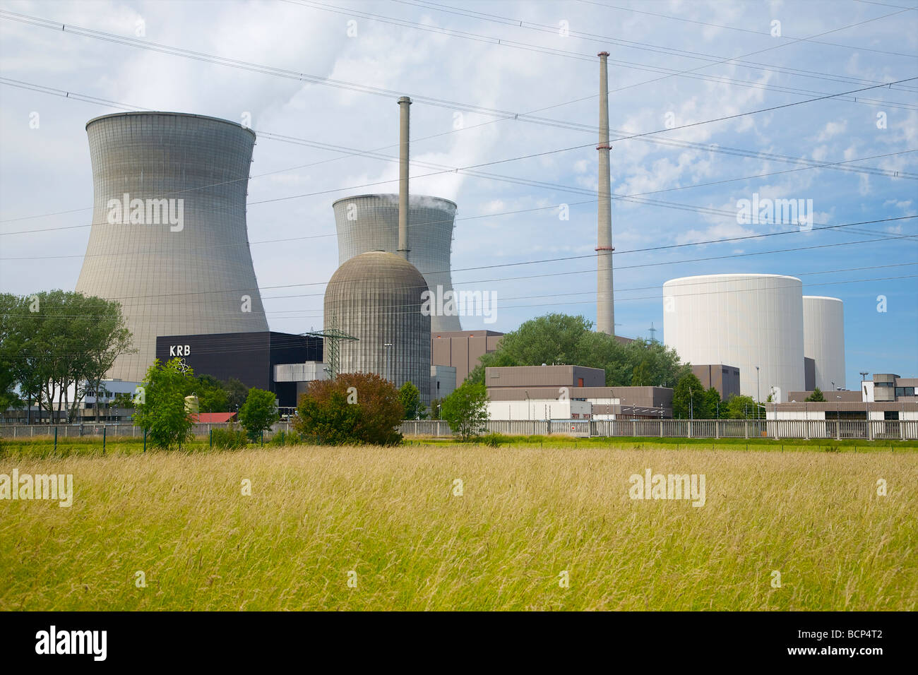 La centrale nucléaire de Gundremmingen en Bavière, Allemagne. 2 réacteurs REB active. Kernkraftwerk Gundremmingen, Bayern, Deutschland. Banque D'Images