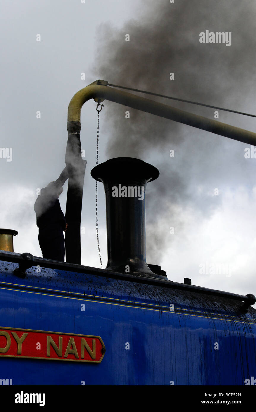 Train à vapeur prend l'eau Banque D'Images