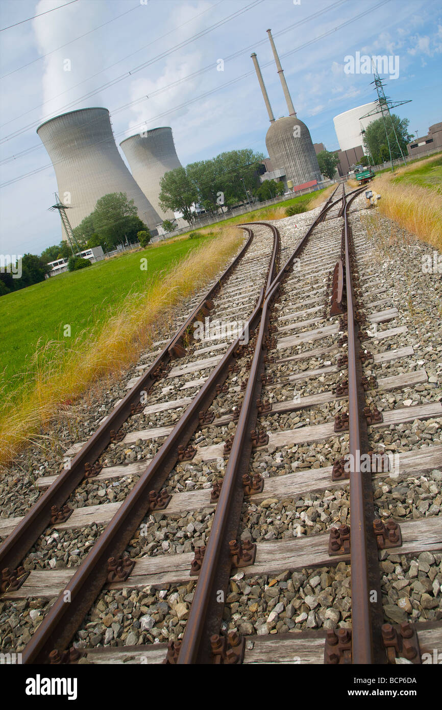 Voie de chemin de fer à la centrale nucléaire de Gundremmingen en Bavière, Allemagne. Kernkraftwerk Gundremmingen. Banque D'Images