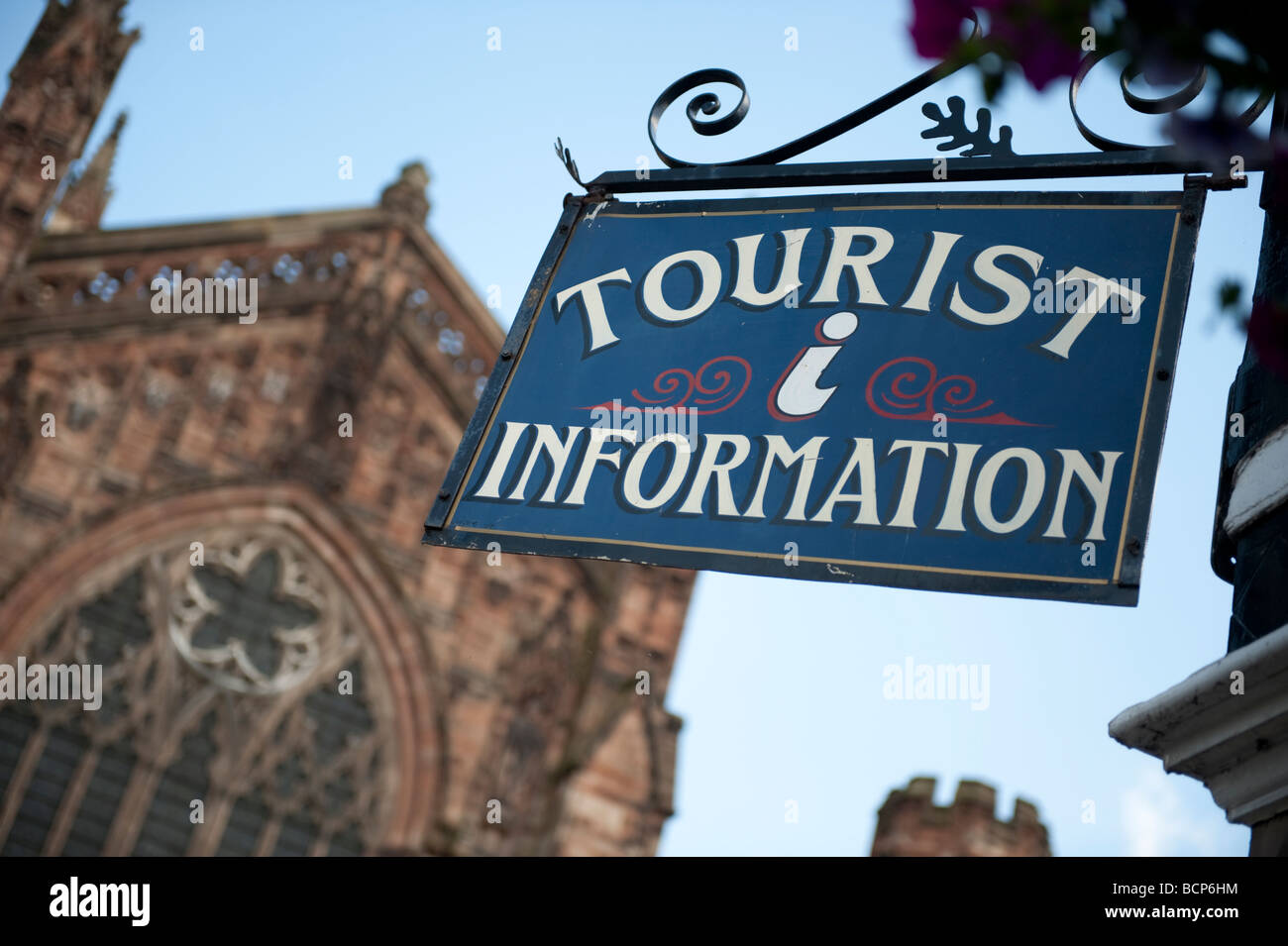 Informations touristiques sur signer en face de la cathédrale de Hereford Hereford Herefordshire Angleterre Royaume-uni ville Banque D'Images