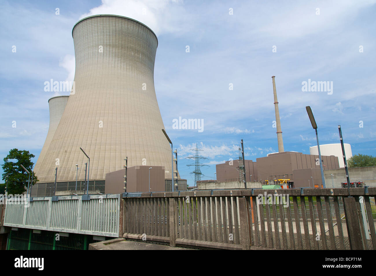 La centrale nucléaire de Gundremmingen en Bavière, Allemagne. Prise d'eau de refroidissement de la rivière du Danube. Kernkraftwerk Gundremmingen. Banque D'Images