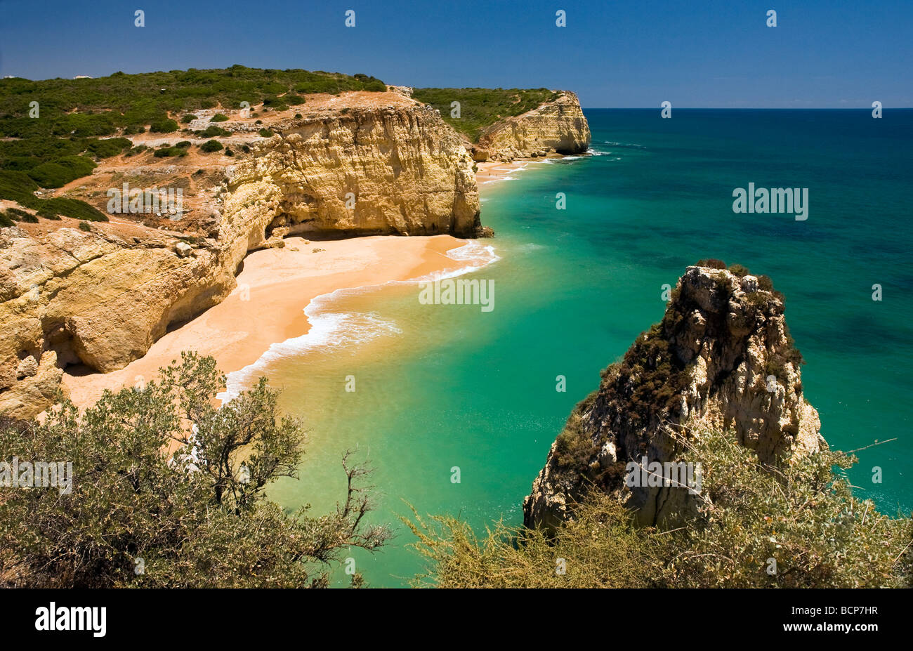 La plage, le Dos Torrados Algarve, Portugal. Banque D'Images