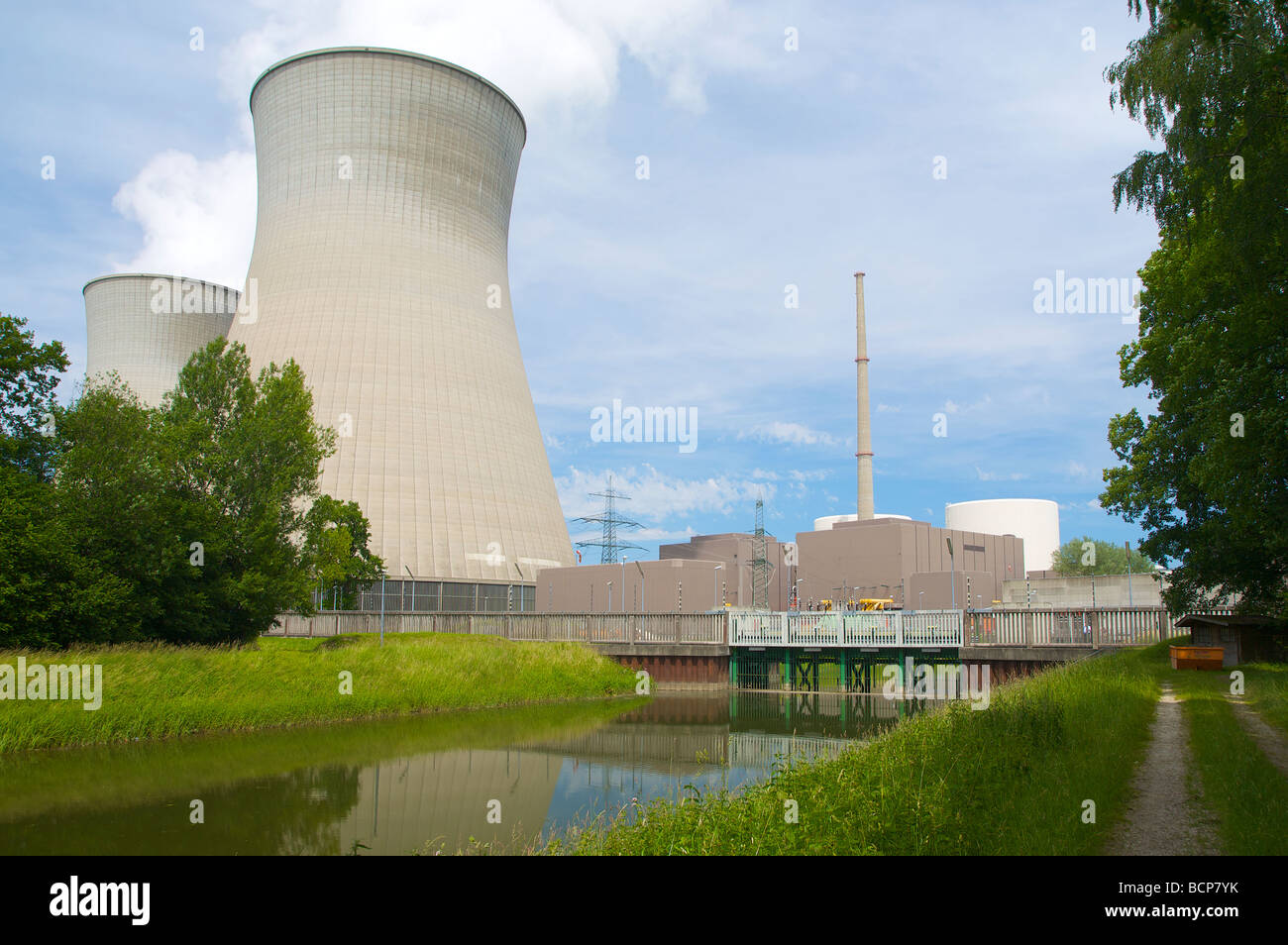 La centrale nucléaire de Gundremmingen en Bavière, Allemagne. Prise d'eau de refroidissement de la rivière du Danube. Kernkraftwerk Gundremmingen. Banque D'Images