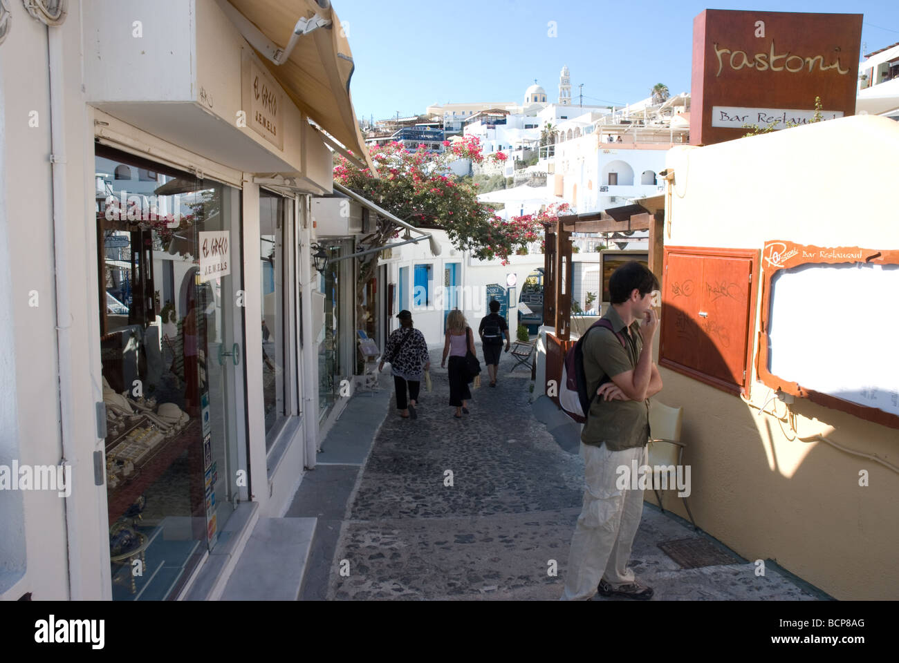 Rue étroite sur à Fira Santorini Banque D'Images