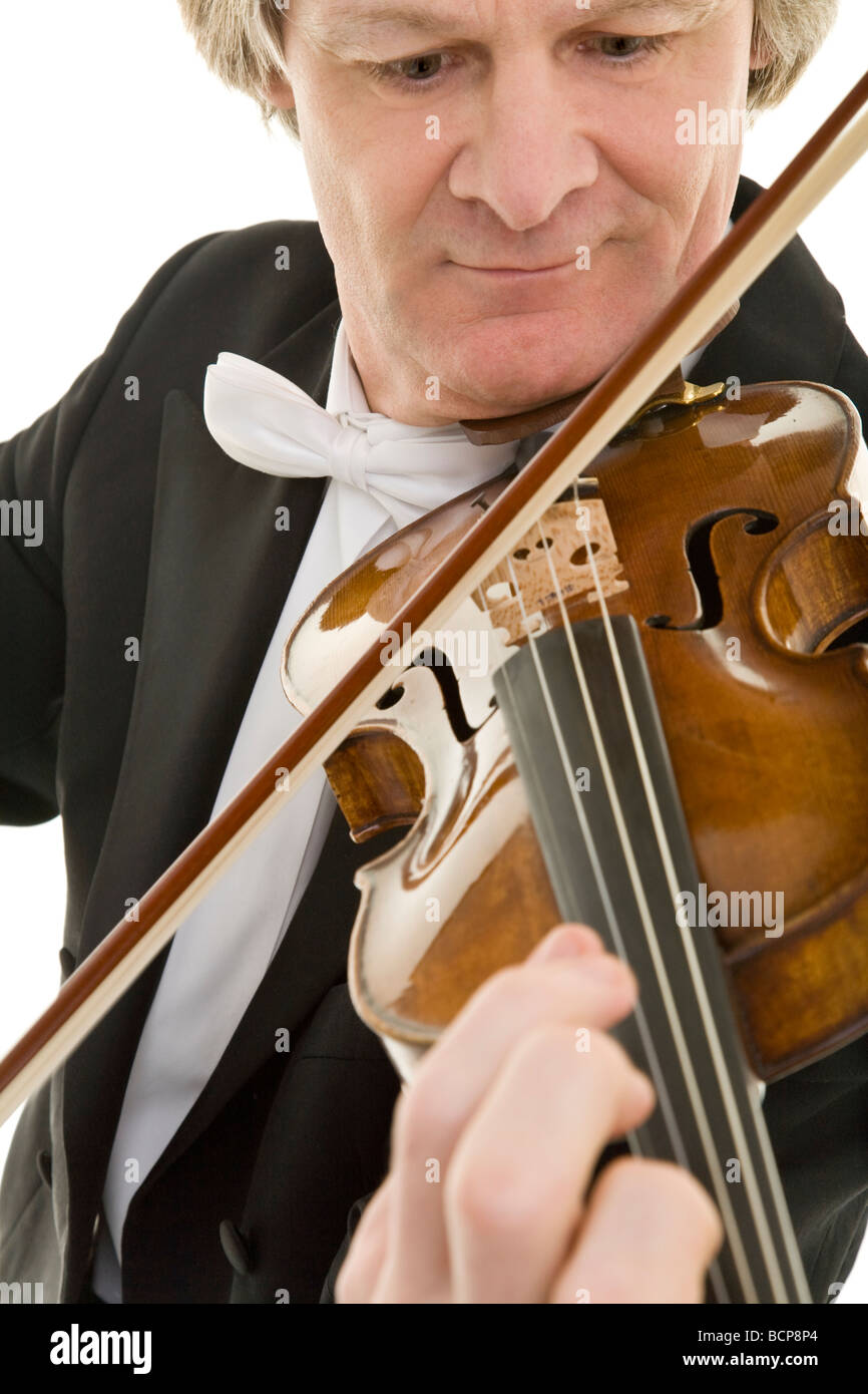 Eleganter Mann im spielt fracturation konzentriert Violine Banque D'Images