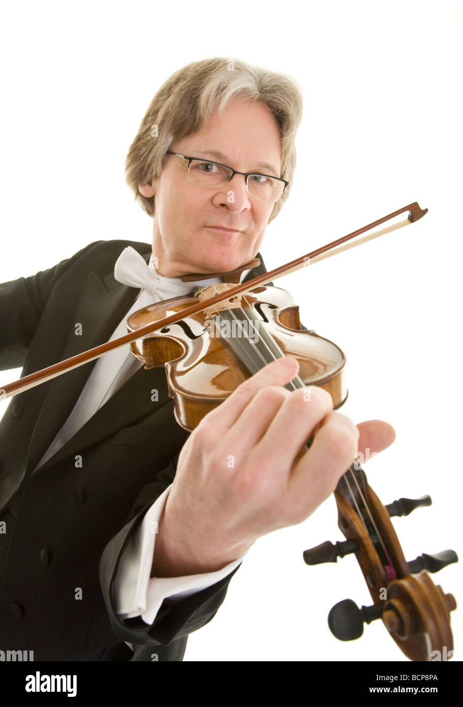 Eleganter Mann im spielt fracturation konzentriert Violine Banque D'Images