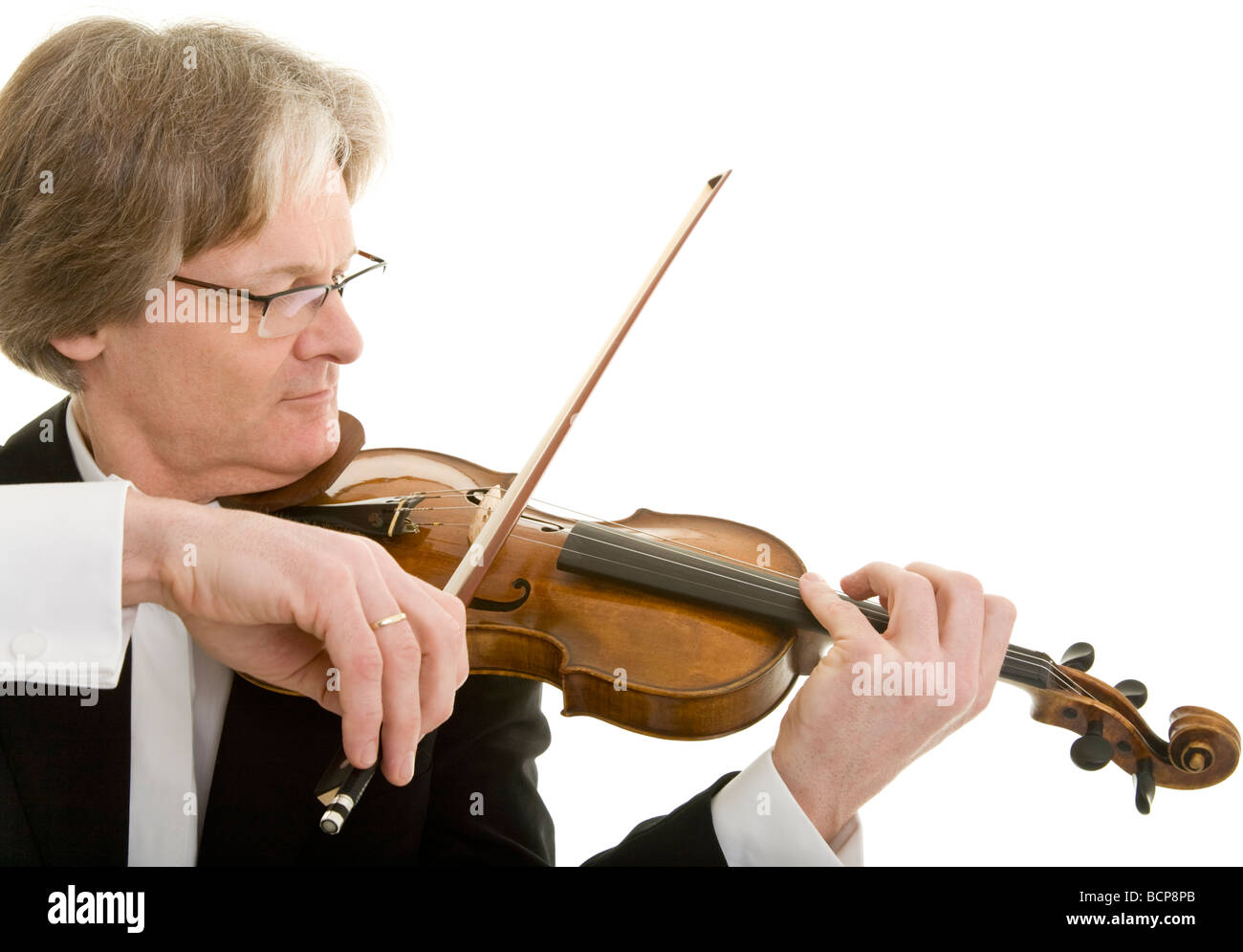 Eleganter Mann im spielt fracturation konzentriert Violine Banque D'Images