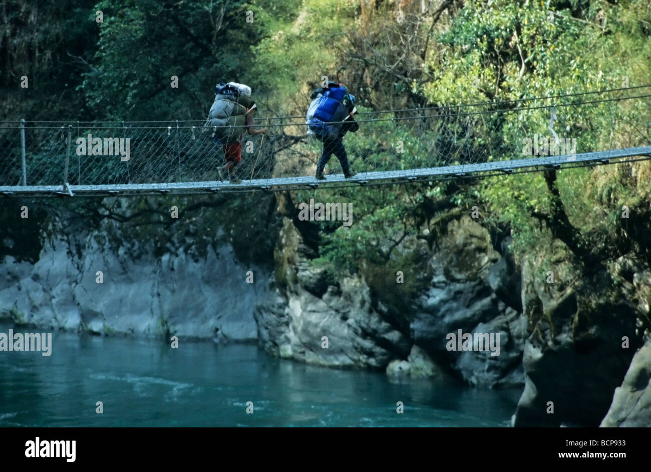 Nepalesische ueberqueren Haengebruecke Rolwalingtal eine Sherpas du Népal sherpas népalais Afrika passant un pont des chaînes d'Asie Banque D'Images