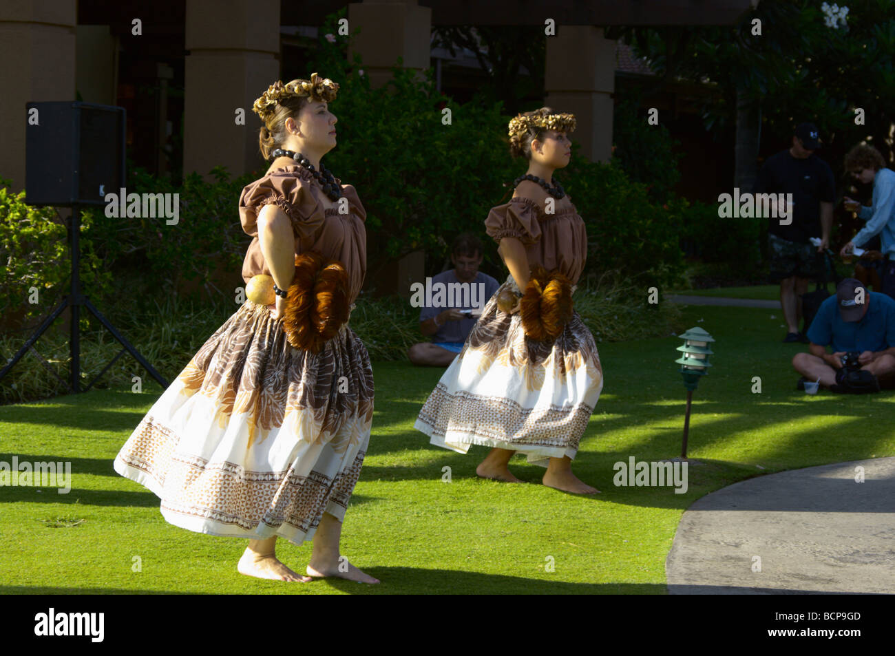 Deux danseurs hula à Sheraton Kauai Resort HI Banque D'Images