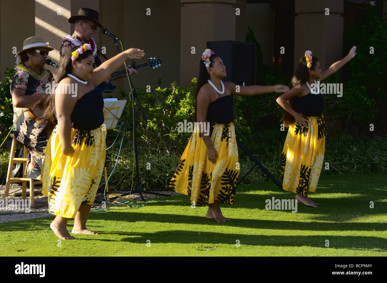 Trois jeunes danseurs hula girl au Sheraton Kauai Resort HI Banque D'Images