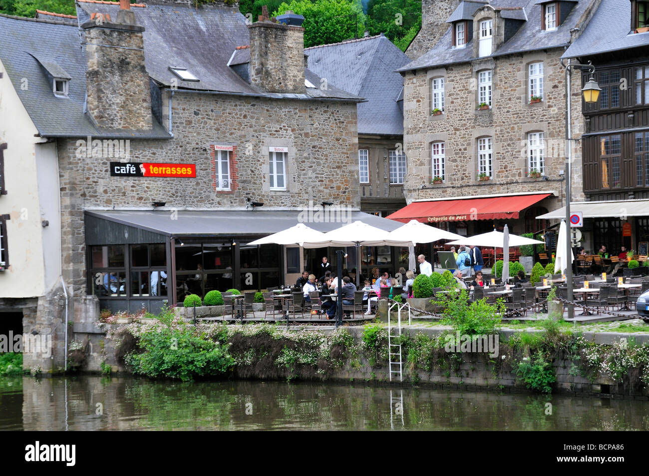 Cafe Terrasses dans le domaine de la ville de Dinan français appelé le port  de Dinan sur la Rance Photo Stock - Alamy