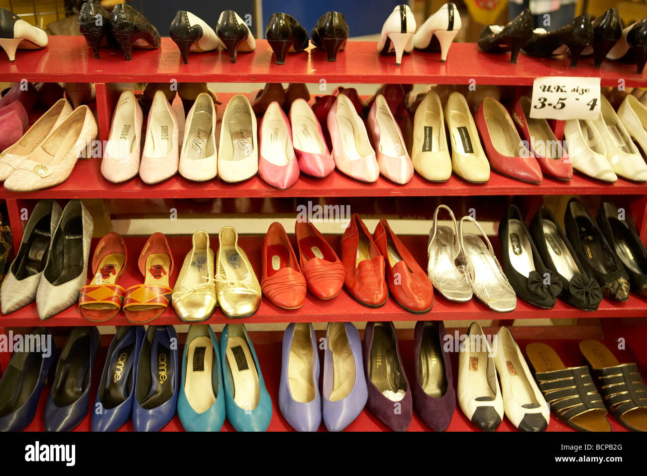 Des chaussures pour la vente, à l'affiche dans un magasin vintage Banque D'Images