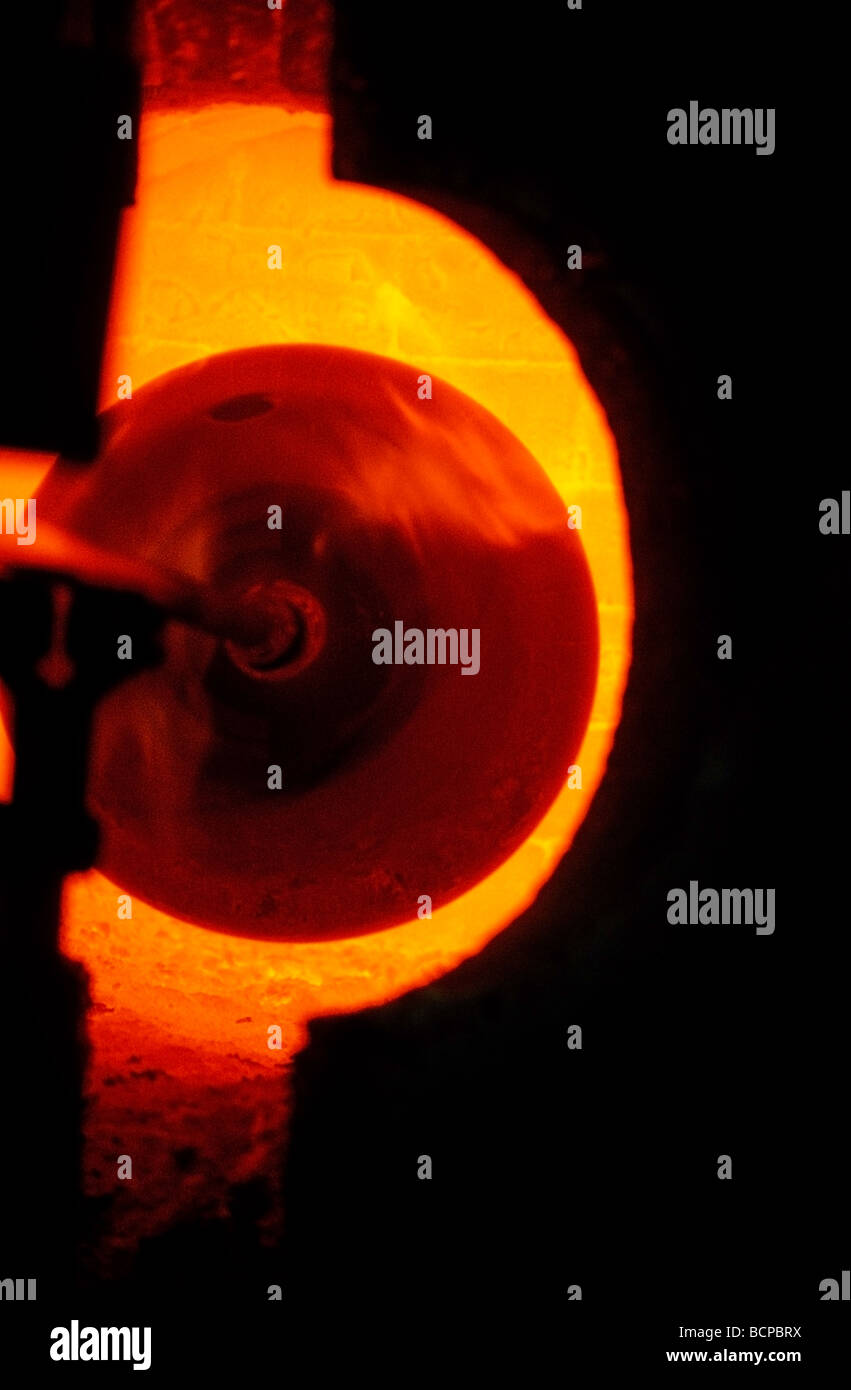 En verre four pendant le processus de soufflage Banque D'Images
