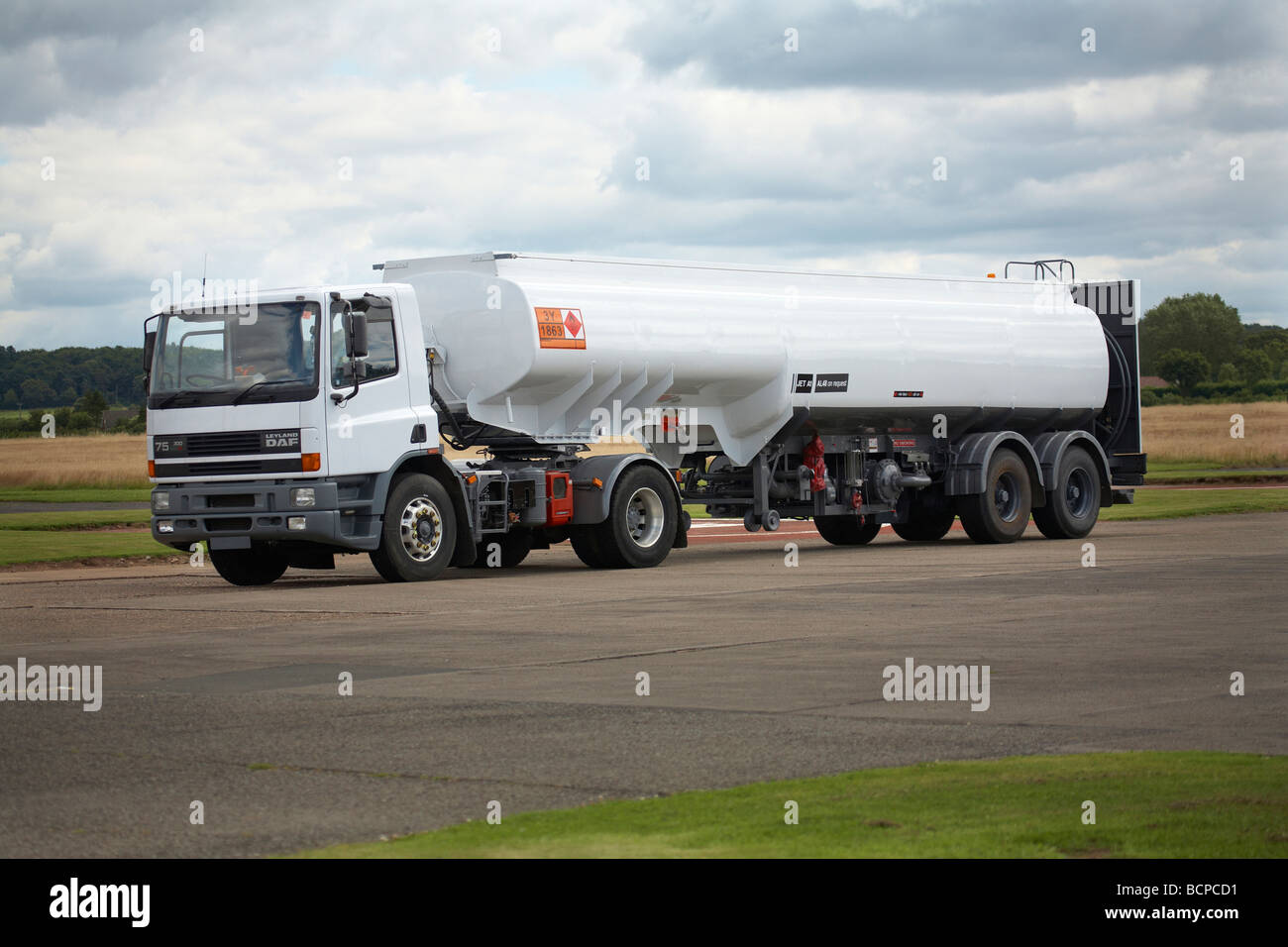 Le carburant aviation transporter sans marque - Bowser Banque D'Images