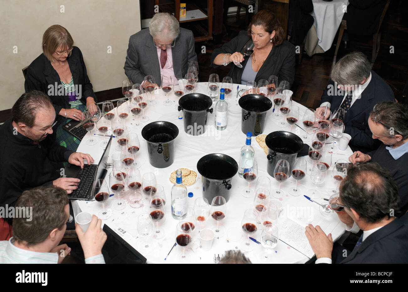 Vin des journalistes lors d'une dégustation verticale d'un Bordeaux claret. Banque D'Images