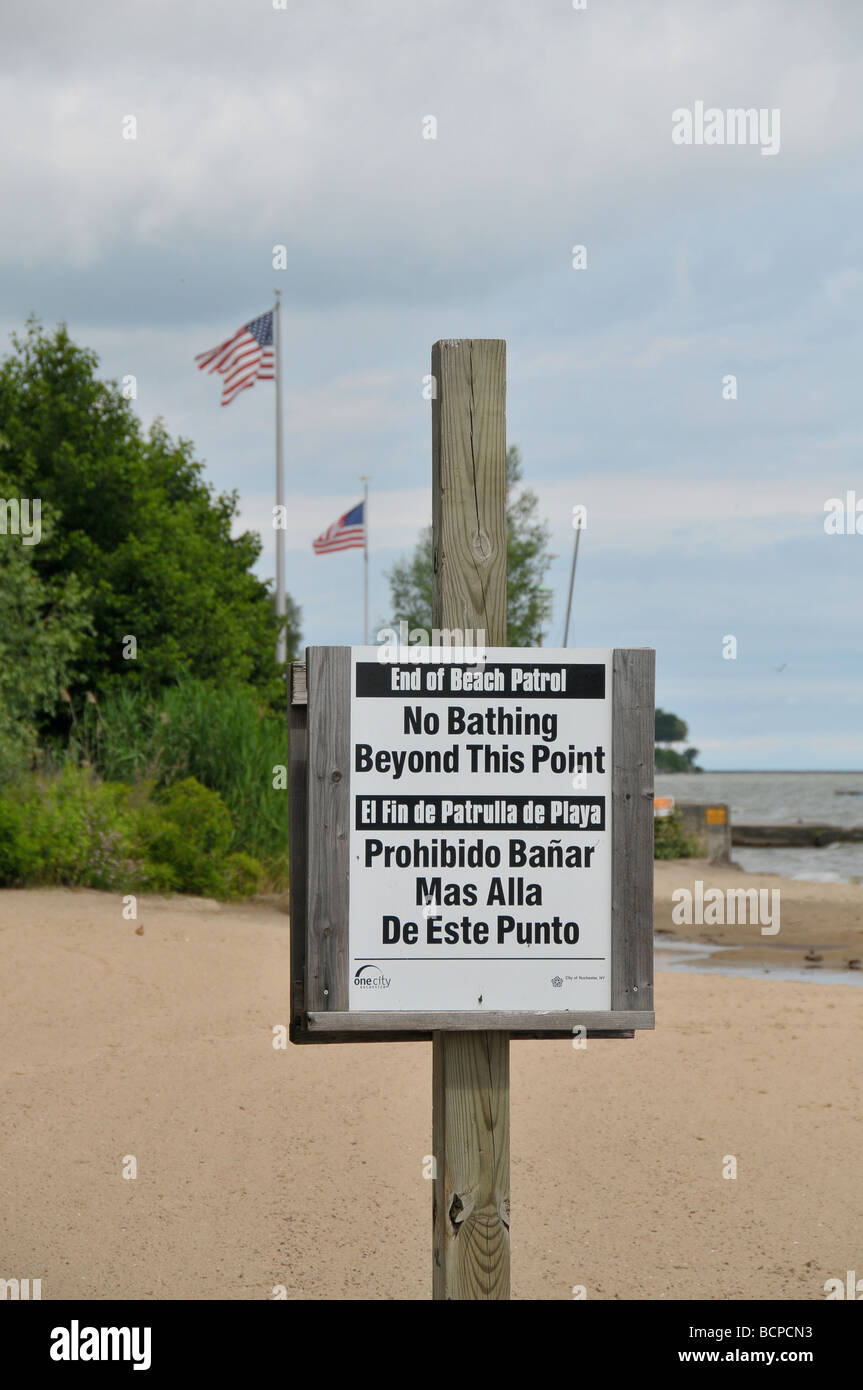 Panneau d'avertissement sur la plage du lac Ontario. Banque D'Images