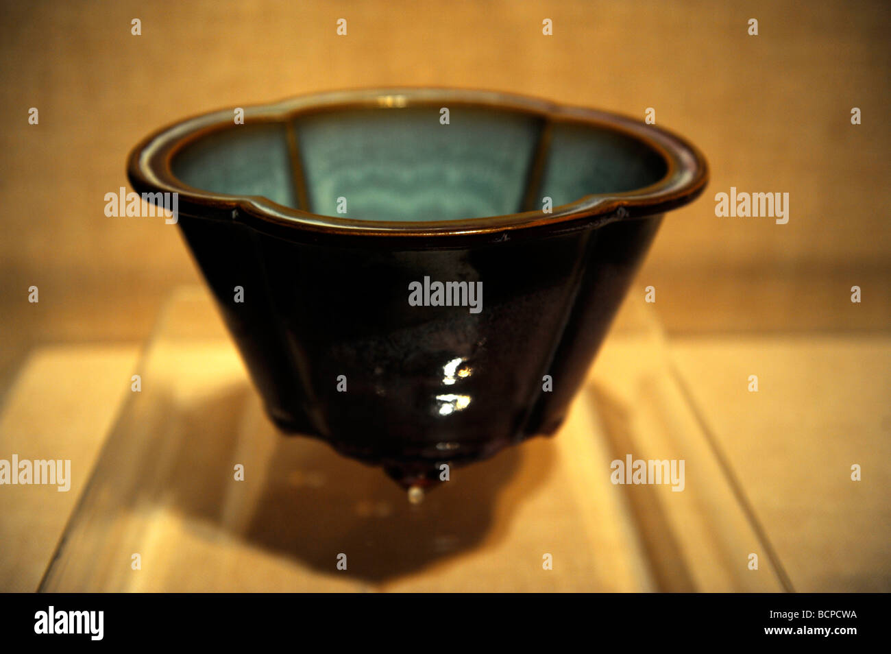 Pot de fleurs produites par Jun dans Four Song Dynasty, Musée de la capitale, Beijing, Chine Banque D'Images