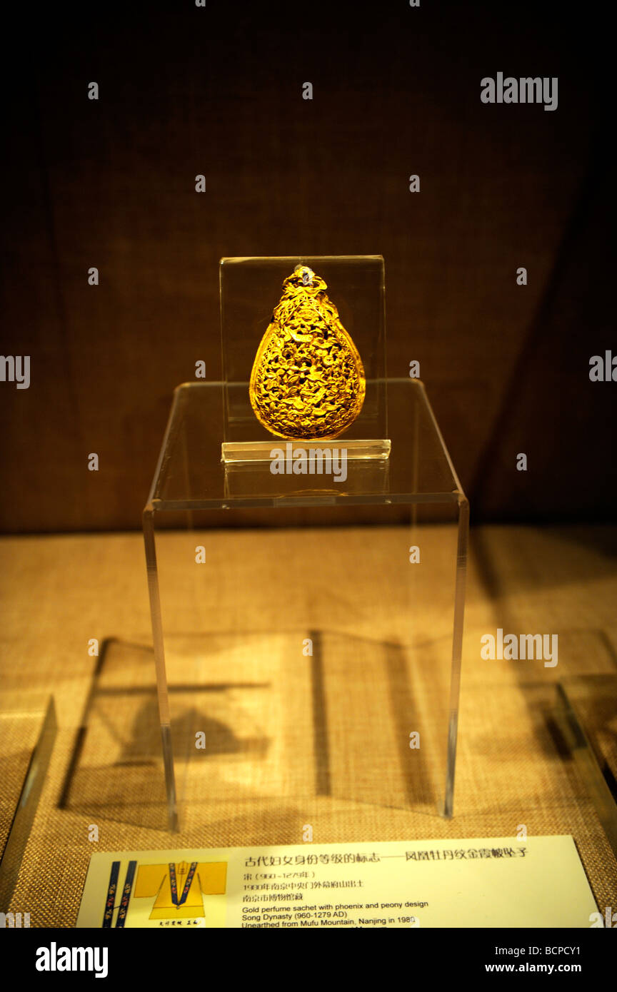 Sachet parfum d'or et de pivoine avec Phoenix design de dynastie Song, Musée de la capitale, Beijing, Chine Banque D'Images