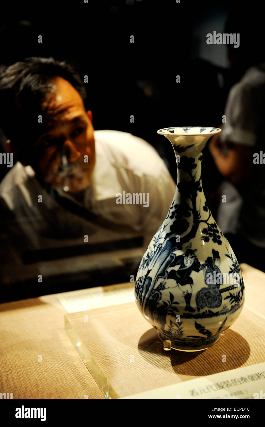 Dynastie Yuan vase en porcelaine bleu et blanc représentant général Mengtiao à partir de la dynastie Qin, Musée de la capitale, Beijing, Chine Banque D'Images