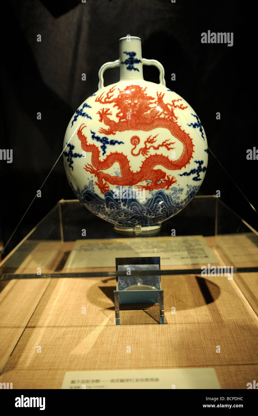 Bouteille en porcelaine bleu et blanc avec dragon rouge à partir de la période Qianlong, Dynastie des Qing, Musée de la capitale, Beijing, Chine Banque D'Images