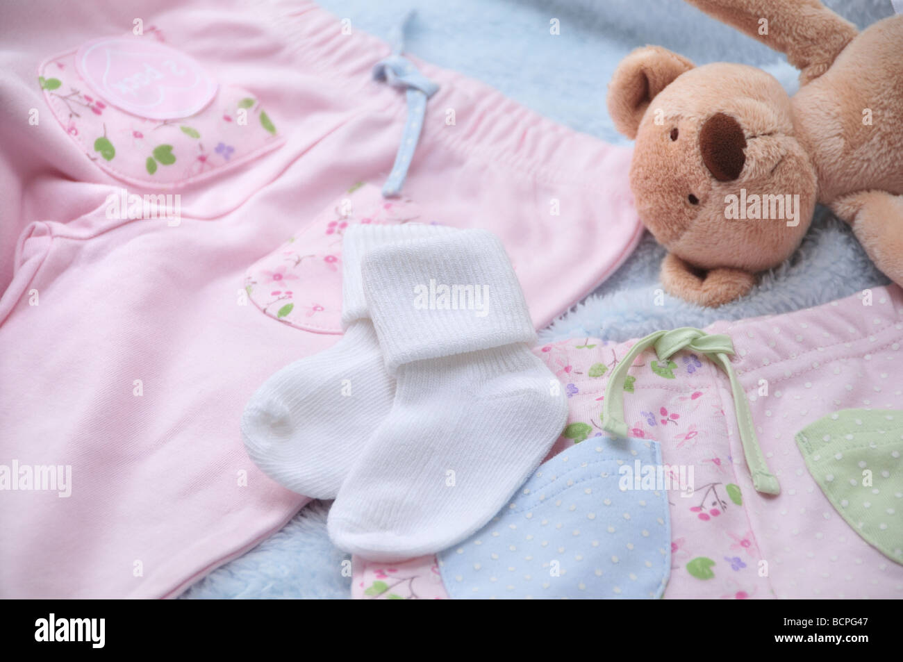 Close up de vêtements de bébé avec l'ours en peluche traditionnels Banque D'Images