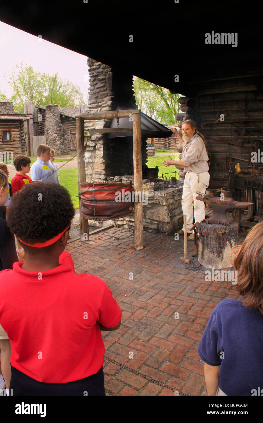 Les enfants regardent, composé de forgeron d'état de Fort Boonesborough Richmond Virginia Banque D'Images