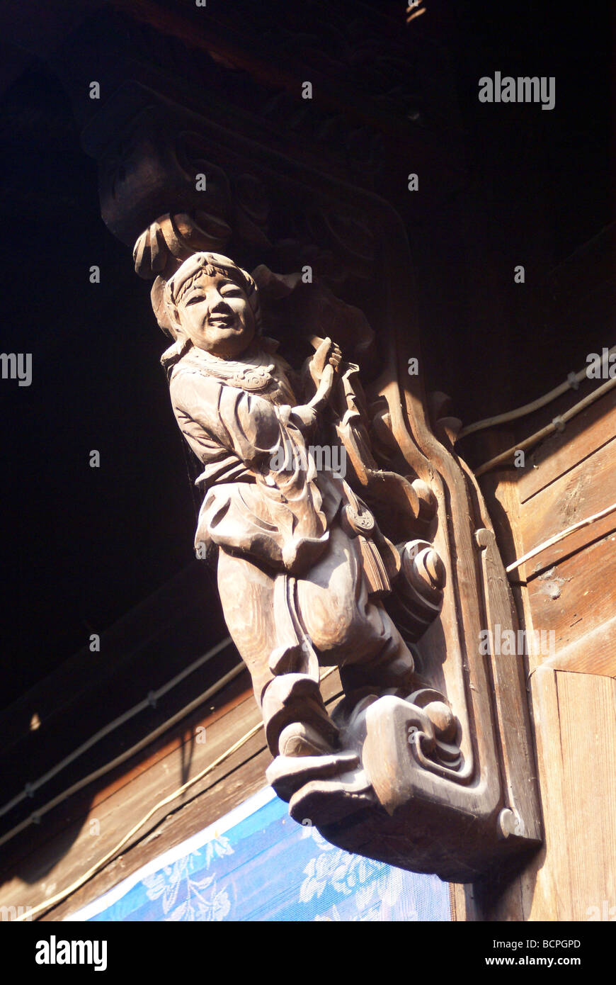 Élaborer la sculpture sur bois du pilier décoration dans maison traditionnelle dans la région de Chongchuan, Province de Zhejiang, Chine Banque D'Images