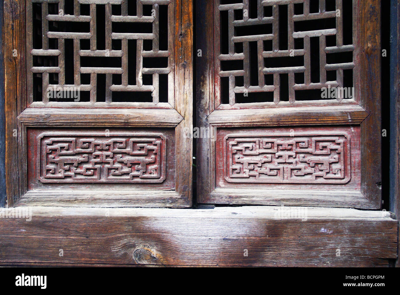 La fenêtre en treillis de bois maison traditionnelle dans la région de Chongchuan, Province de Zhejiang, Chine Banque D'Images