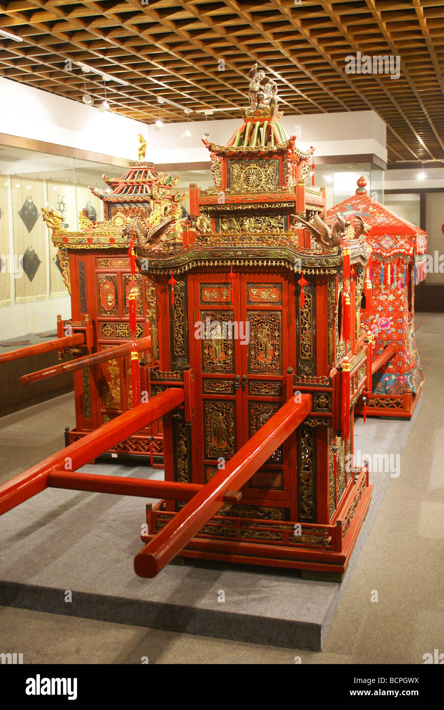 Chaise à porteur sculptés en rouge et or pour la cérémonie du mariage,  Ninghai, dans la province du Zhejiang, Chine Photo Stock - Alamy