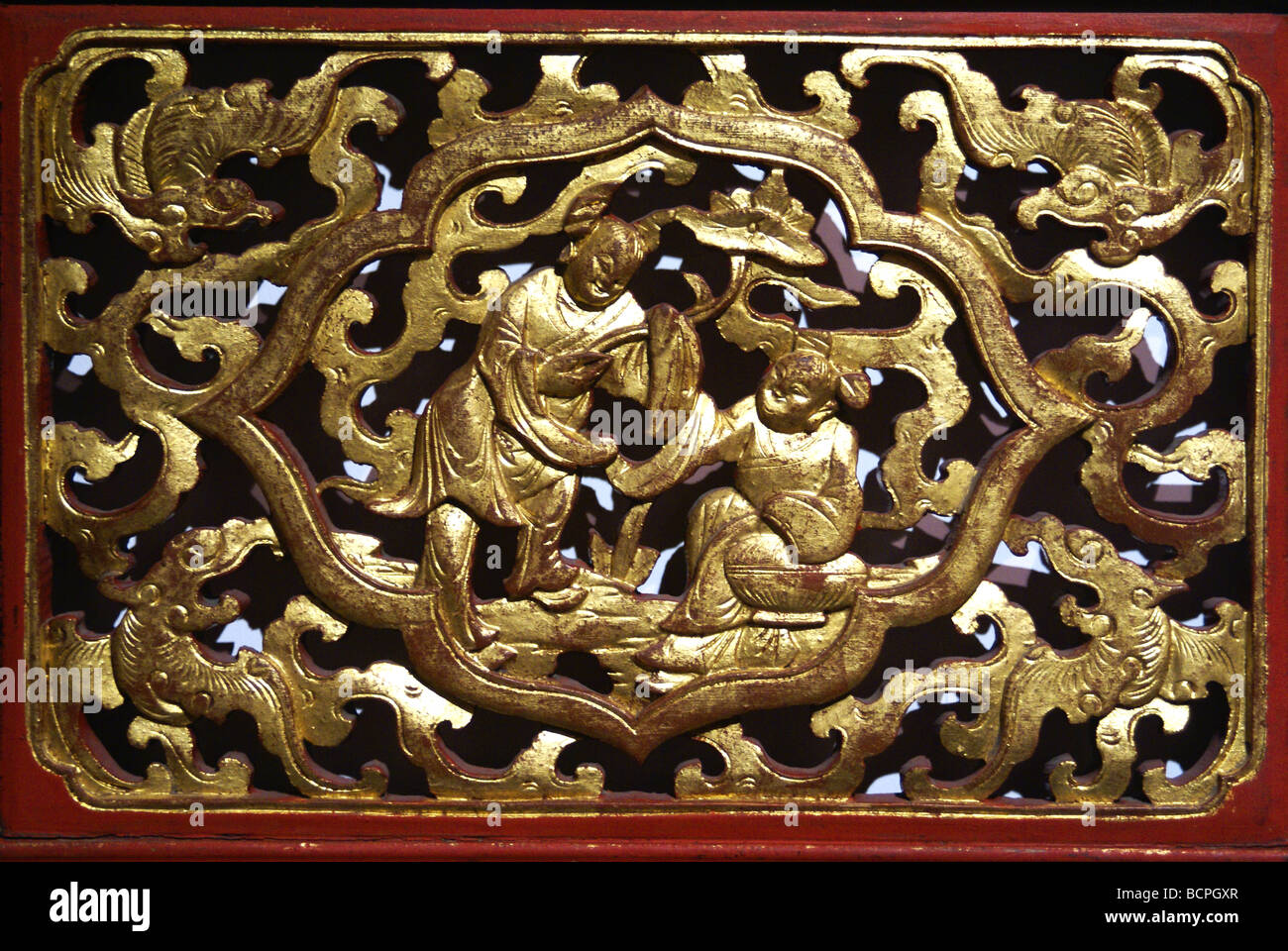 Détails de sculpture de la chaise à porteurs en rouge et or pour la cérémonie du mariage, Ninghai, dans la province du Zhejiang, Chine Banque D'Images