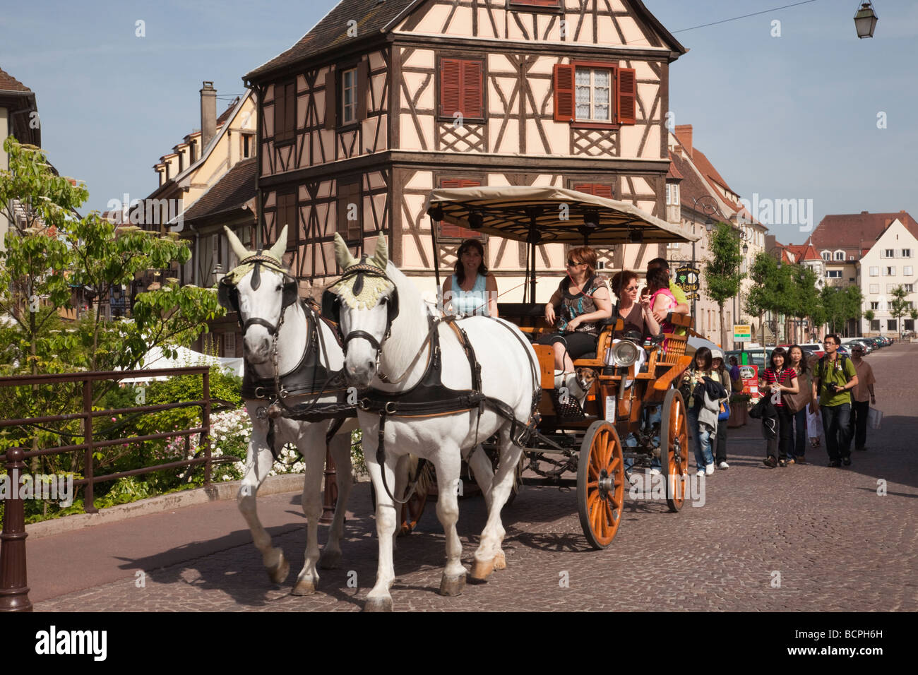Colmar Haut-Rhin Alsace France touristes cheval et un chariot de visite à 'la petite Venise' domaine de la vieille ville sur route des vins Banque D'Images
